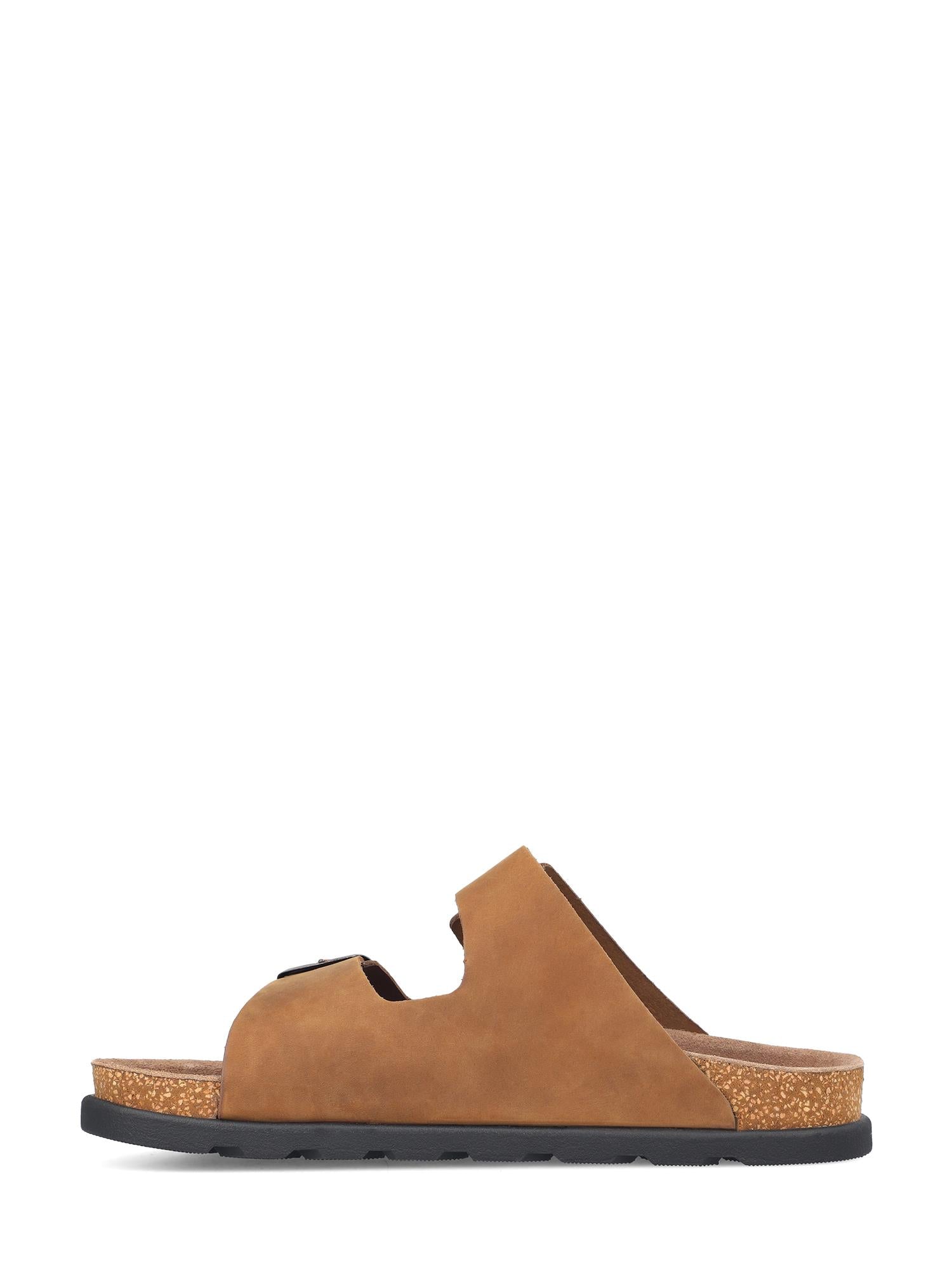 02925 Rieker Brenton Brun Herresandal fra Rieker Comfort & Style har en bred rem i semsket skinn, fotseng i kork og svart gummisåle, vist i sideprofil mot en hvit bakgrunn.