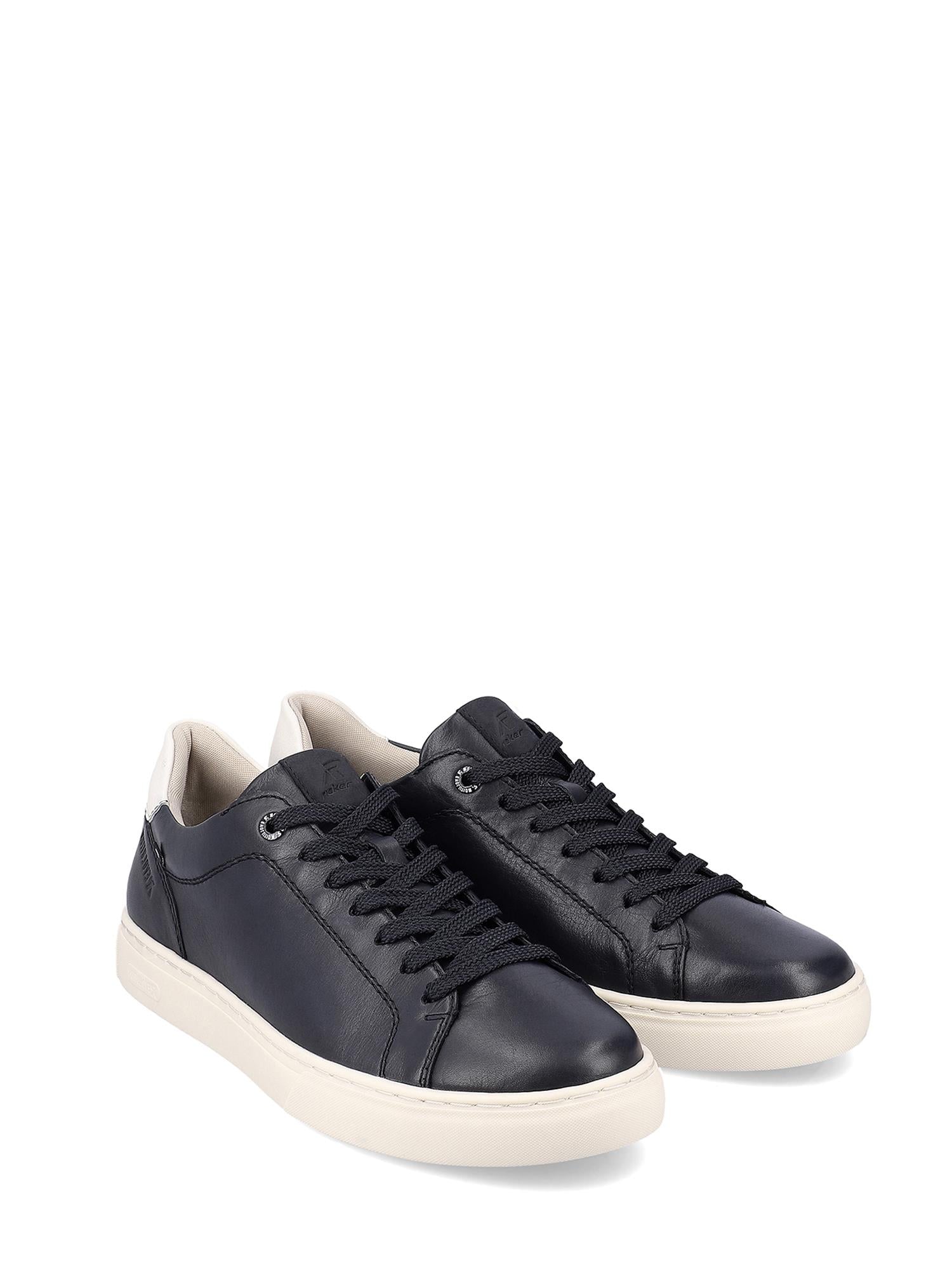 Rieker Sport 04510 Rieker-Evolution Nautic Sneaker har svart skinn, hvite gummisåler, svarte lisser og en innersåle i minneskum, vist mot en vanlig hvit bakgrunn.