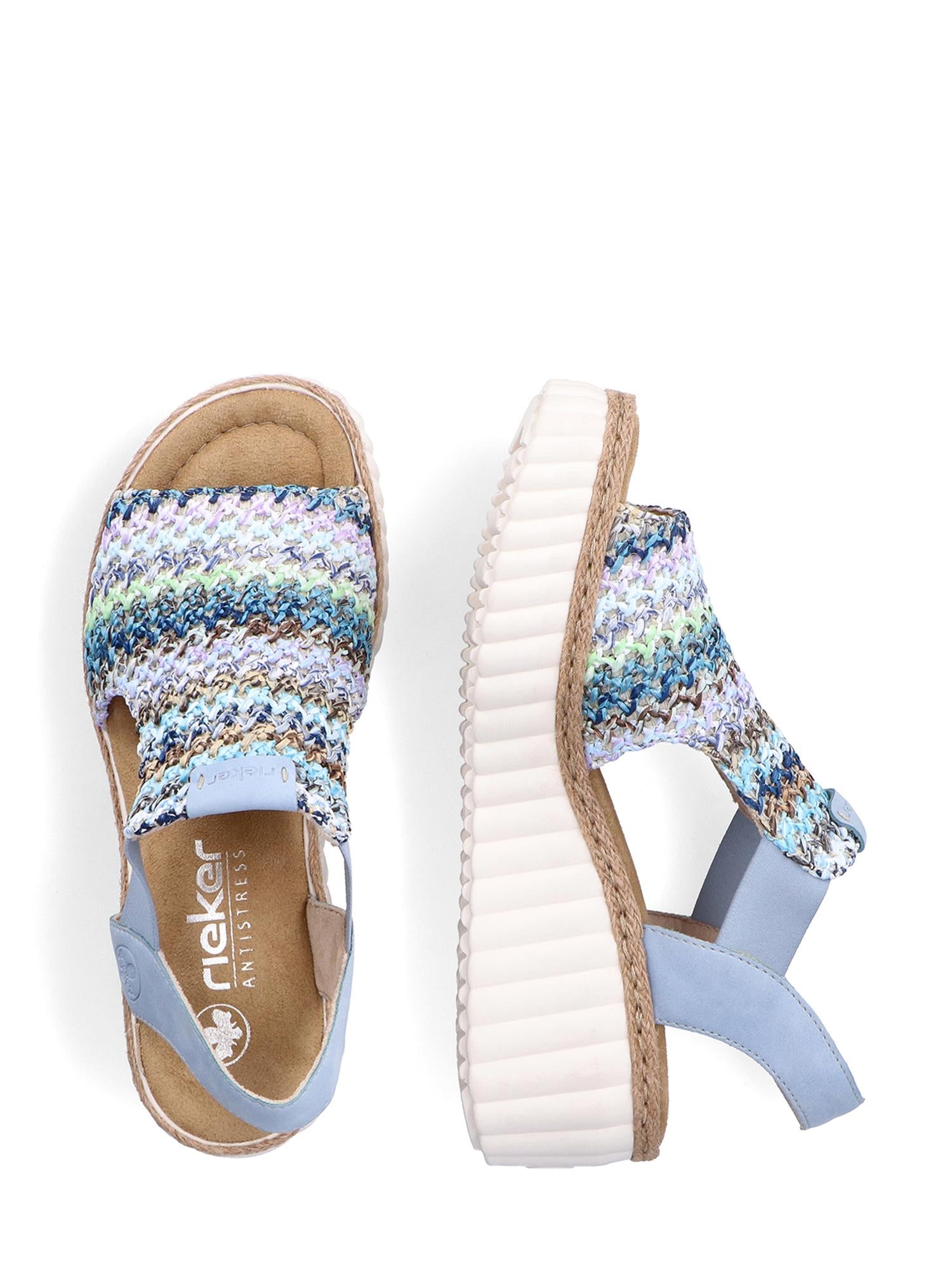07504 Rieker Colour Sandal fra Rieker Comfort & Style har flerfarget, strukturert overdel, lyseblå ankelremmer, en polstret, brunbrun fotseng og tykke, hvite støtdempende såler med riller. Den ene sandalen er vist ovenfra, den andre fra siden.