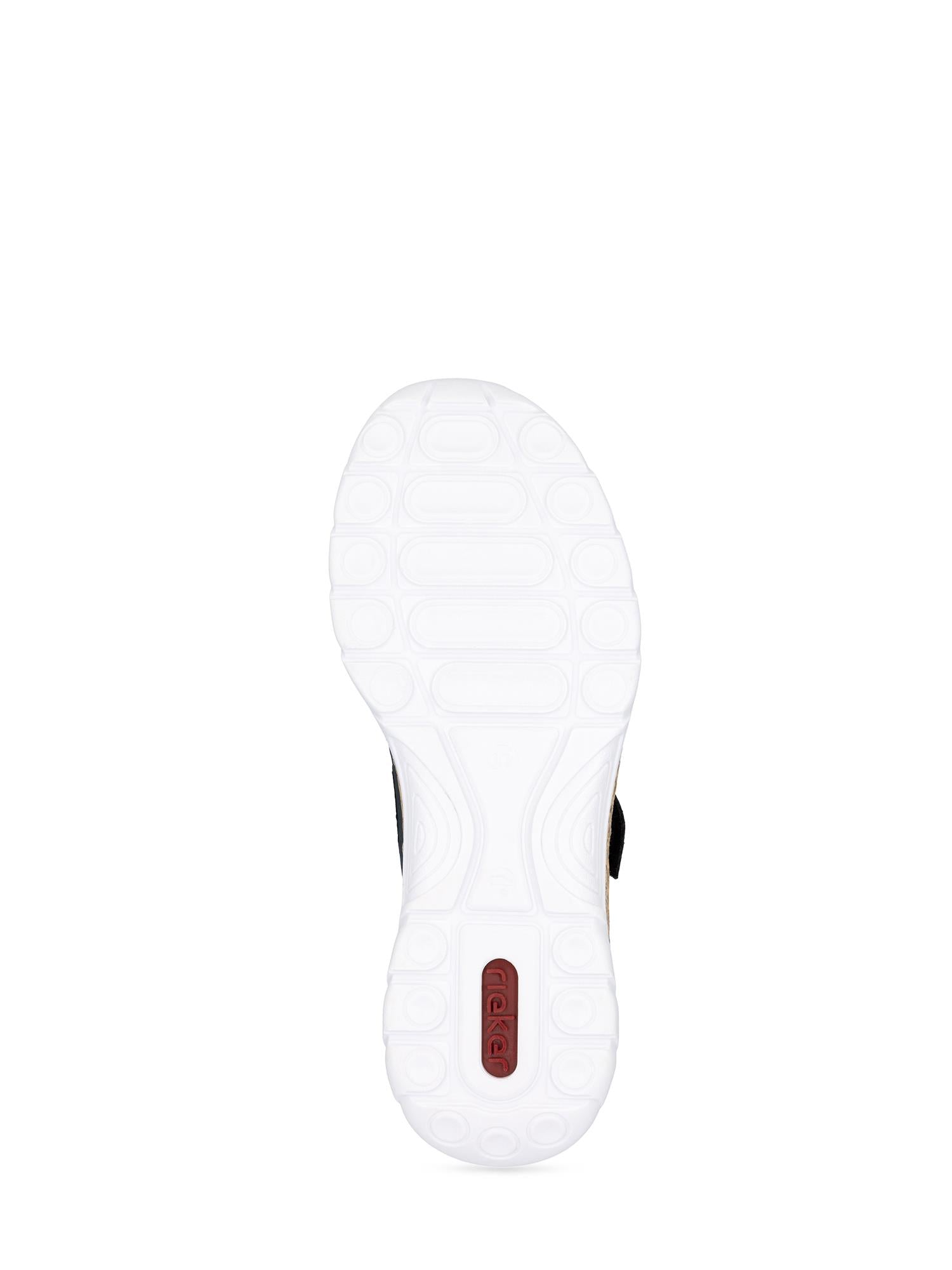 Bildet viser bunnen av en hvit 03282 Rieker Breeze Walk joggesåle fra Rieker Comfort & Style, med en oval rød aksent nær hælen og en blanding av ovale og sirkulære slitebaner for optimal komfort - ideelt for sommersko.