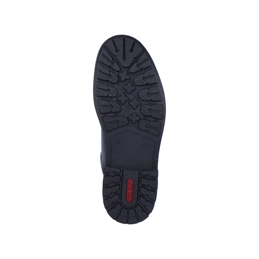 Bildet viser sålen på en svart 04905 Rieker Shoes Classics fra Rieker Comfort & Style, med et robust mønster og en liten rød "rieker"-logo nær hælen.