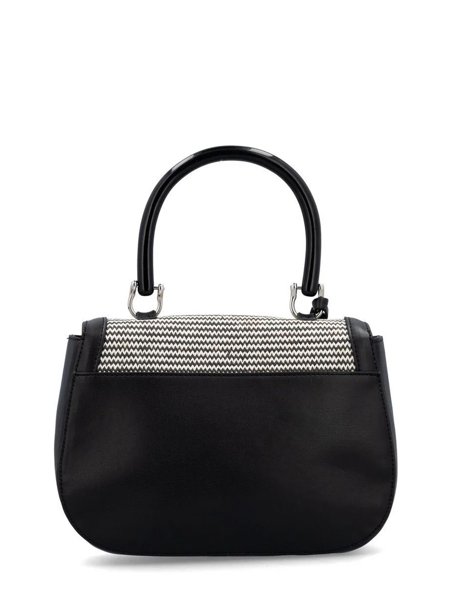 Remonte 03715 Rieker Siradia Handbag Svart er en stilig kunstskinnveske med buet bunn, svarte topphåndtak, mønstret stoffpanel og sølvfarget maskinvare som gir et elegant, minimalistisk utseende.