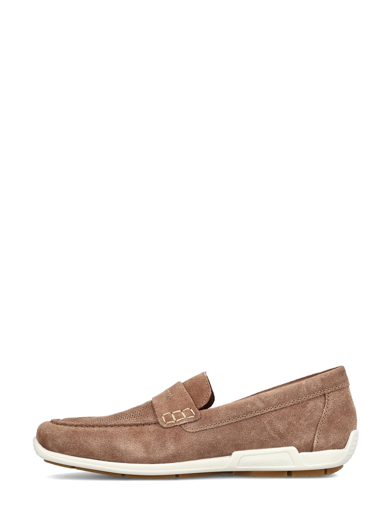 08038 Rieker Fango Slip-in fra Rieker Comfort & Style: Tan semsket skinnloafer med ekstra myk innersåle, hvit fleksibel såle, synlige sømmer og lav hæl, vist i sideprofil mot hvit bakgrunn.