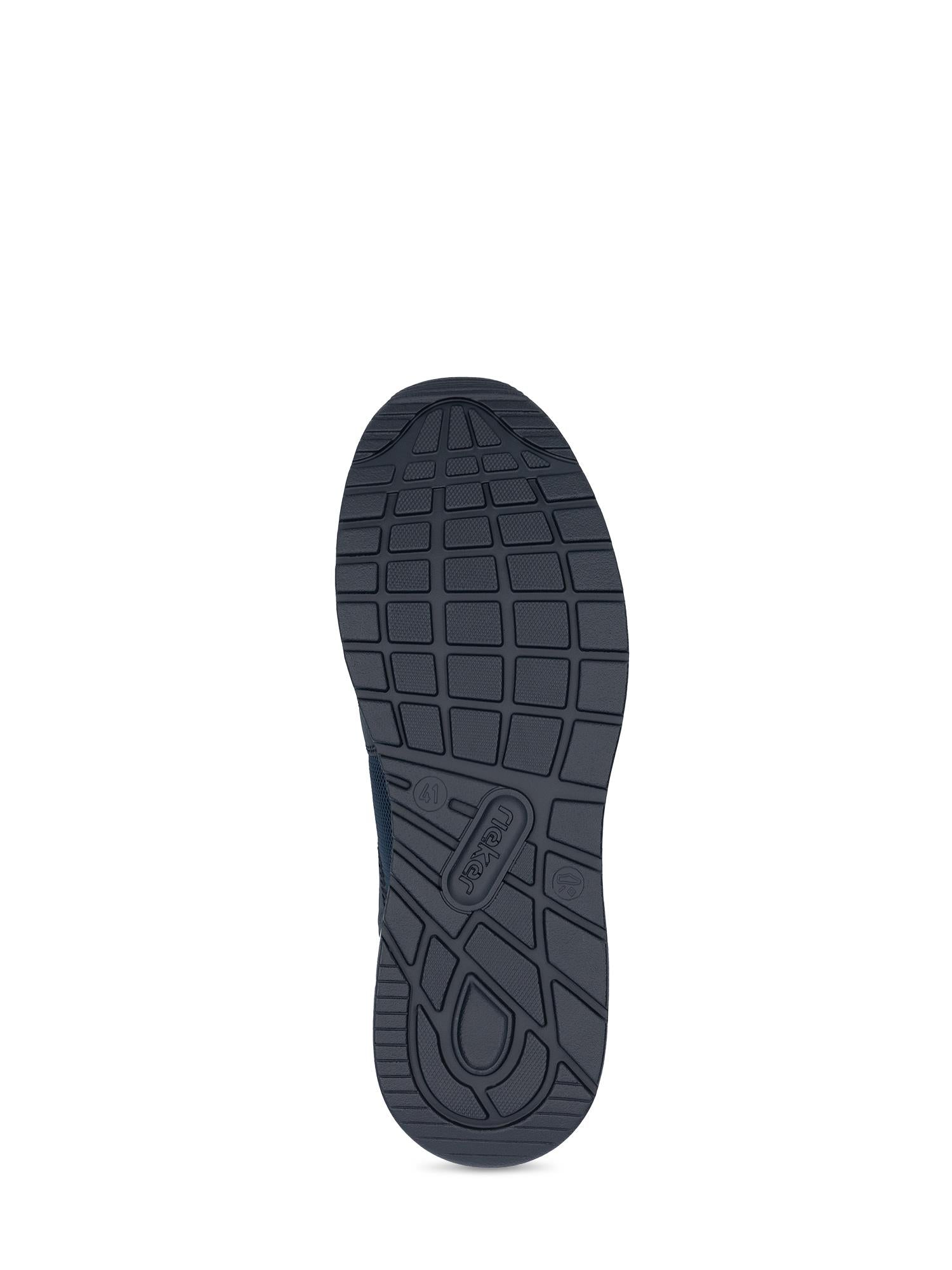 Bildet viser den mørke gummisålen på en 03050 Rieker Ready2Go Sneakers Navy med et geometrisk mønster, sett nedenfra mot en hvit bakgrunn. Den støtdempende sålen gir komfort, og «Rieker Comfort & Style» er preget nær midten.