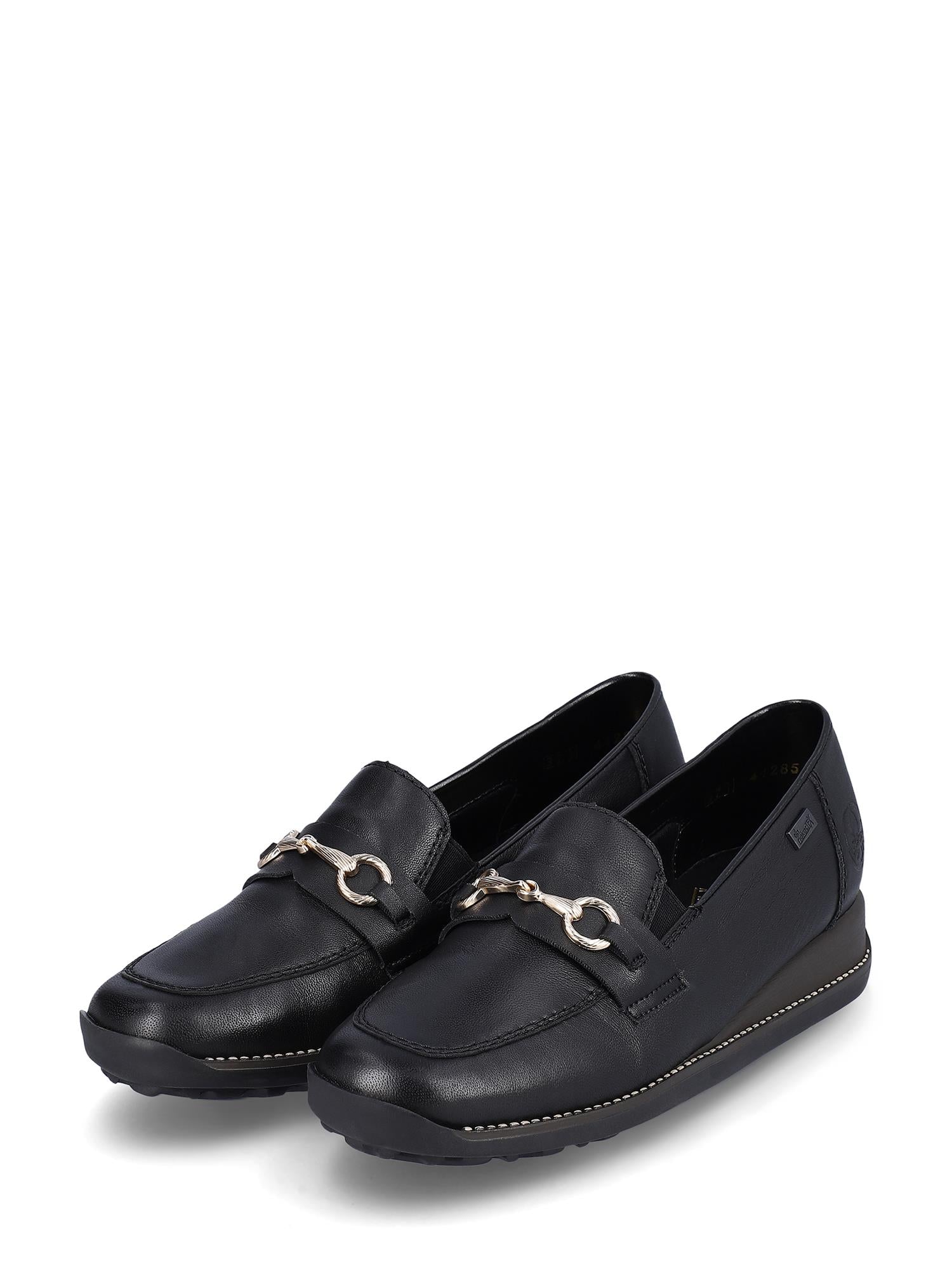 04398 Rieker Leather Loafer Comfort Black fra Rieker Comfort & Style har svart skinn, metalliske hestebittsdetaljer, sydd såle, en litt hevet gummihæl og en vannavvisende membran for ekstra beskyttelse.