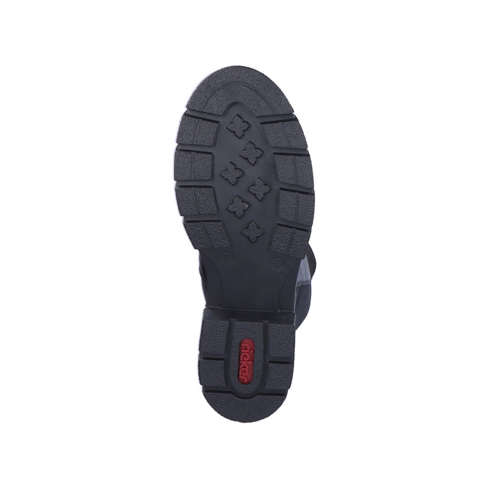 Bildet viser den svarte gummisålen på 05368 Rieker High Elastic Trend Boots fra Rieker Comfort & Style, med en strukturert slitebane med kryss- og rektangulære mønstre. Sålen har den røde Rieker-logoen nær hælen og er orientert vertikalt.