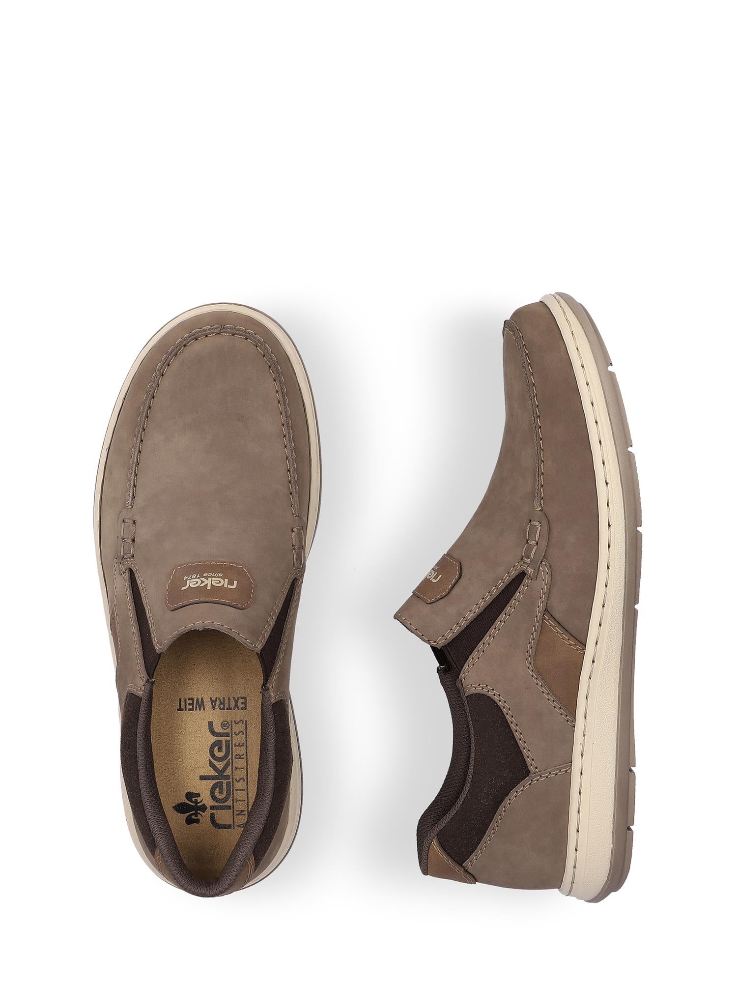 07530 Rieker Slip in Loafer wide Fit Brown fra Rieker Comfort & Style har synlige sømmer, elastiske sidepaneler og beige såler for komfort i hverdagen. Vist ovenfra og fra siden mot en hvit bakgrunn.