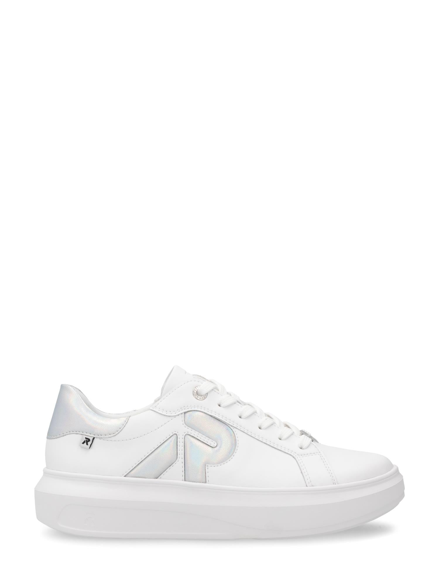 03461 Rieker ComfortFlex Leather fra Rieker Sport er en hvit sneaker med lav topp, tykk såle, sølvfargede detaljer og hvite lisser. En stilisert R på siden og antistress-teknologi sørger for moderne stil og komfort hele dagen.