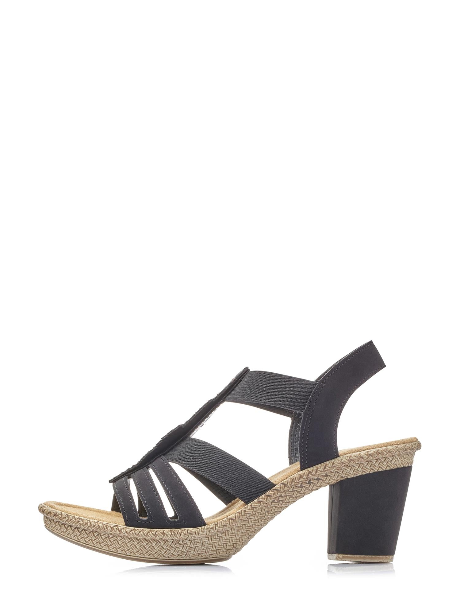 07498 Rieker Feather Heeled Sandal fra Rieker Comfort & Style er en svart sandal med stropper, en medium blokkhæl, åpen tå, vevd teksturert såle og elastisk bakre stropp for ekstra komfort. Vist på en vanlig hvit bakgrunn.