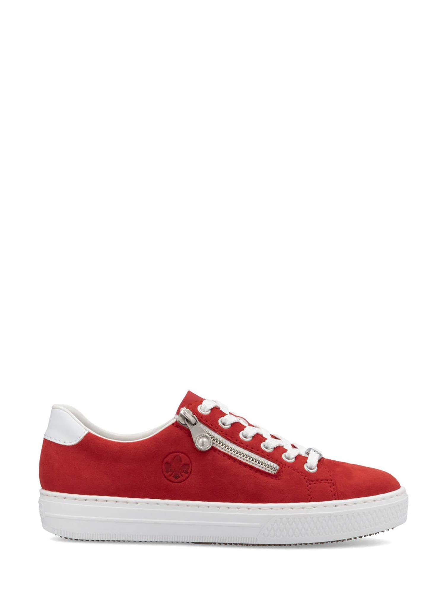 Rieker 03155 Red Leather Memory Sneaker har hvite lisser, hvit såle og hældetaljer, en liten sølvfarget glidelås på siden, en preget logo og en behagelig MemoSoft-innersåle for bruk hele dagen.