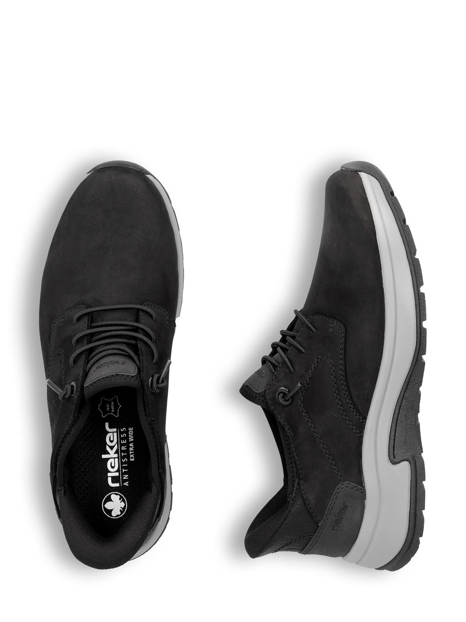 To svarte 04741 Rieker Wide Comfort slip-in-sko i skinn fra Rieker Comfort & Style vises på hvit bakgrunn: én sett ovenfra som viser innersålen, og én sett fra siden som fremhever den ekstra brede grå og svarte sålen.