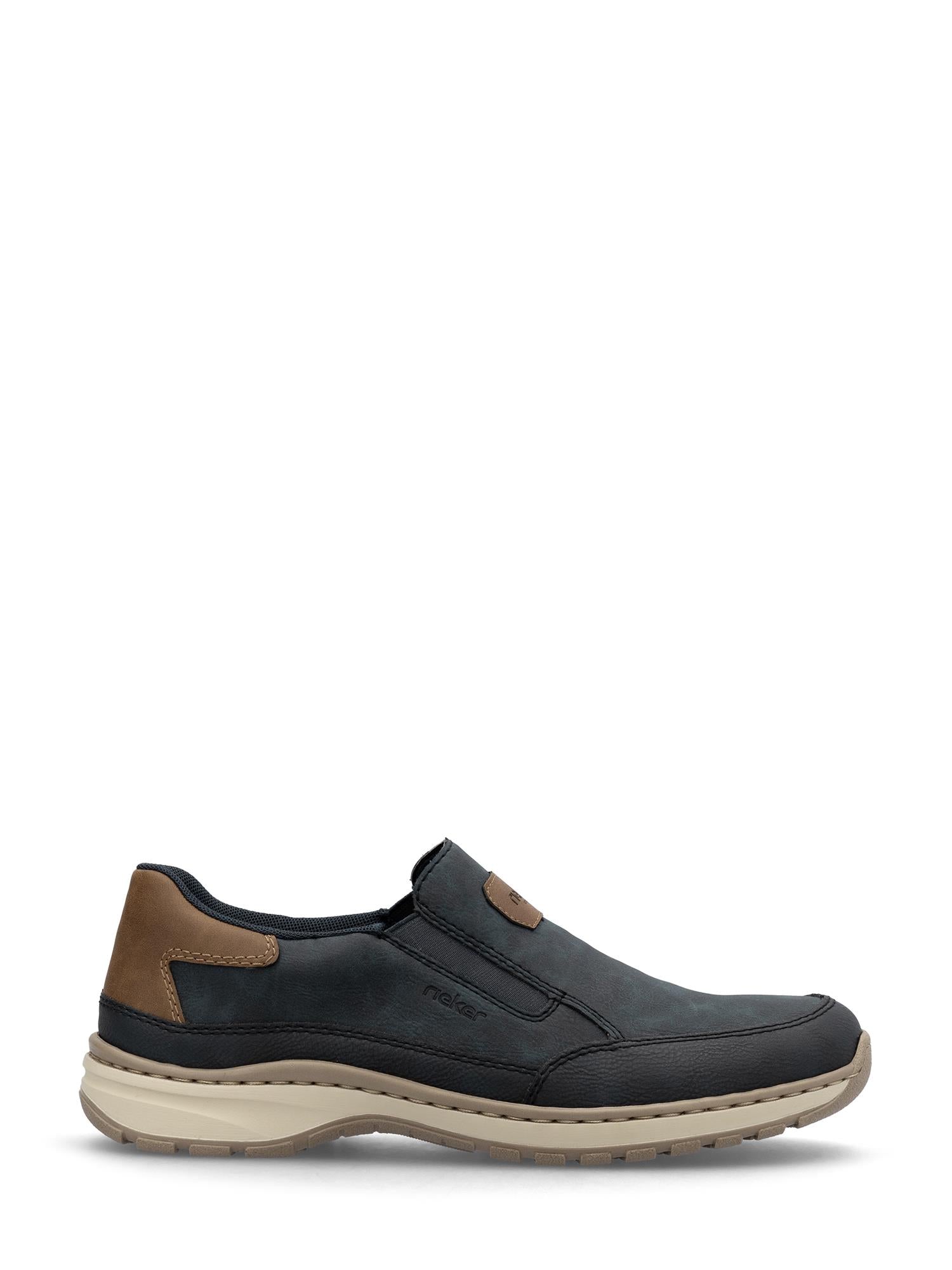 09903 Rieker Almanda Buxton Balti slip-on herresko fra Rieker Comfort & Style har mørkeblått overmateriale, en brunbrun hælflekk og en beige såle, vist i sideprofil mot en hvit bakgrunn.