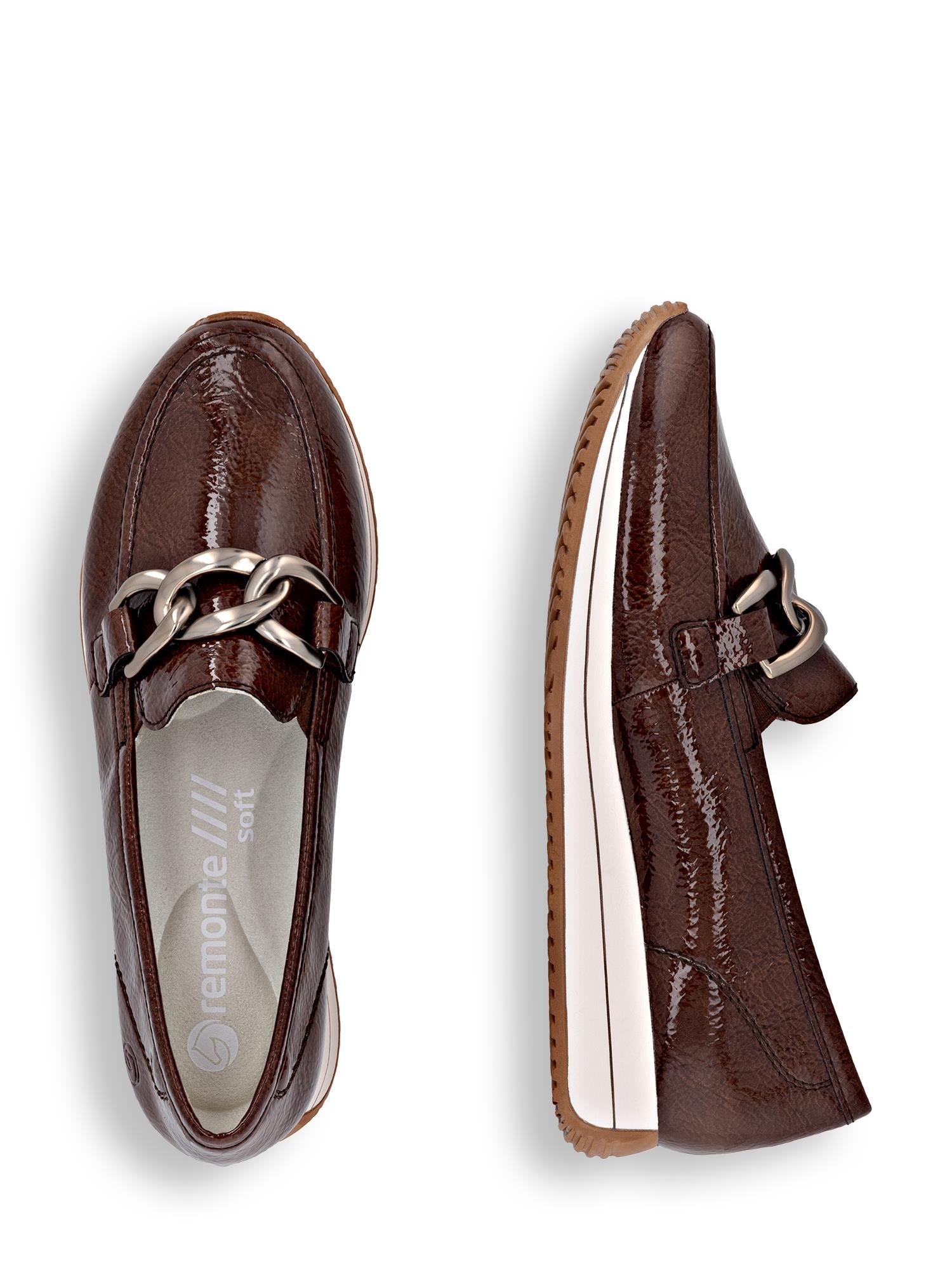 04547 Remonte Liona Mokkasin fra Rieker Comfort & Style er en skinnende brun, vegansk slip-on loafer med metallkjededetaljer, hvite mellomsåler og solbrun yttersåle i gummi. Den ene skoen er vist ovenfra og den andre fra siden.