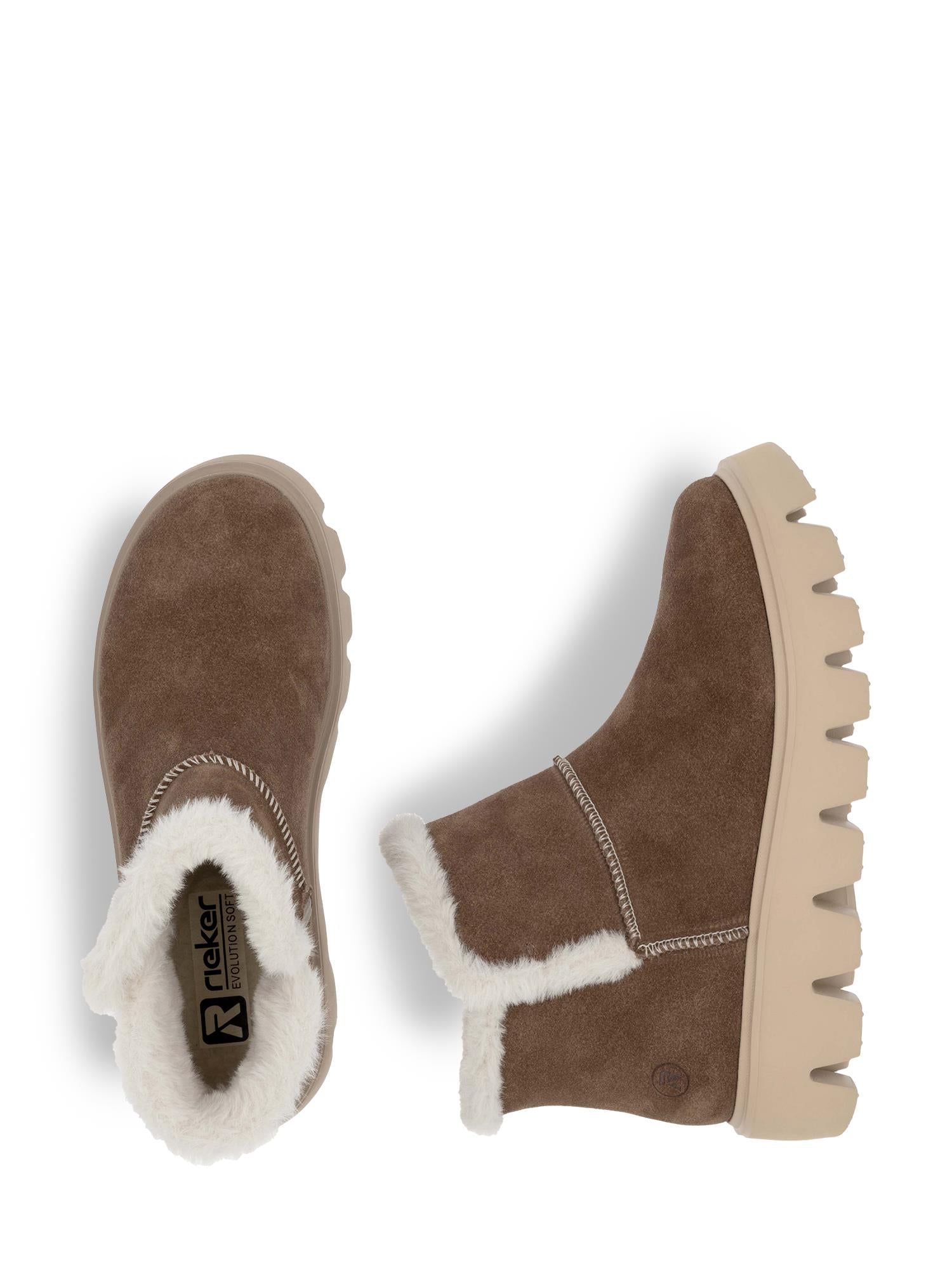 Par 05037 Rieker-Evolution semsket ullfôret støvletter fra Rieker Sport i brun semsket skinn med beige chunky såle og hvitt kunstpelsfôr, vist på hvit bakgrunn - én stående og én på siden, slik at man kan se det plysjkledde interiøret.