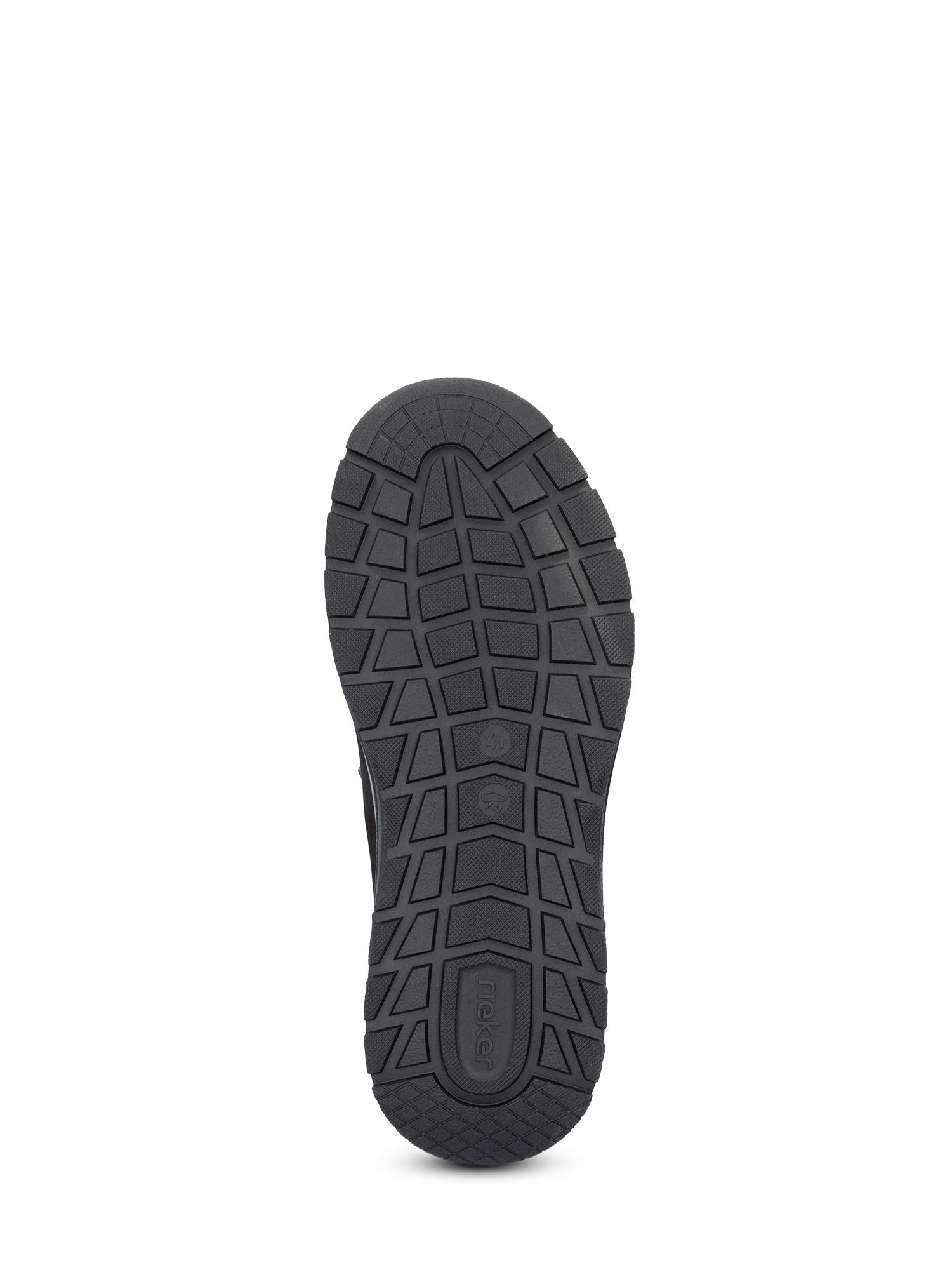 04741 Rieker Wide Comfort Leather slip-in-skoen fra Rieker Comfort & Style har en svart gummisåle med et flerdireksjonelt mønster av rektangler og firkanter, vist nedenfra på en hvit bakgrunn for optimalt grep og grep.