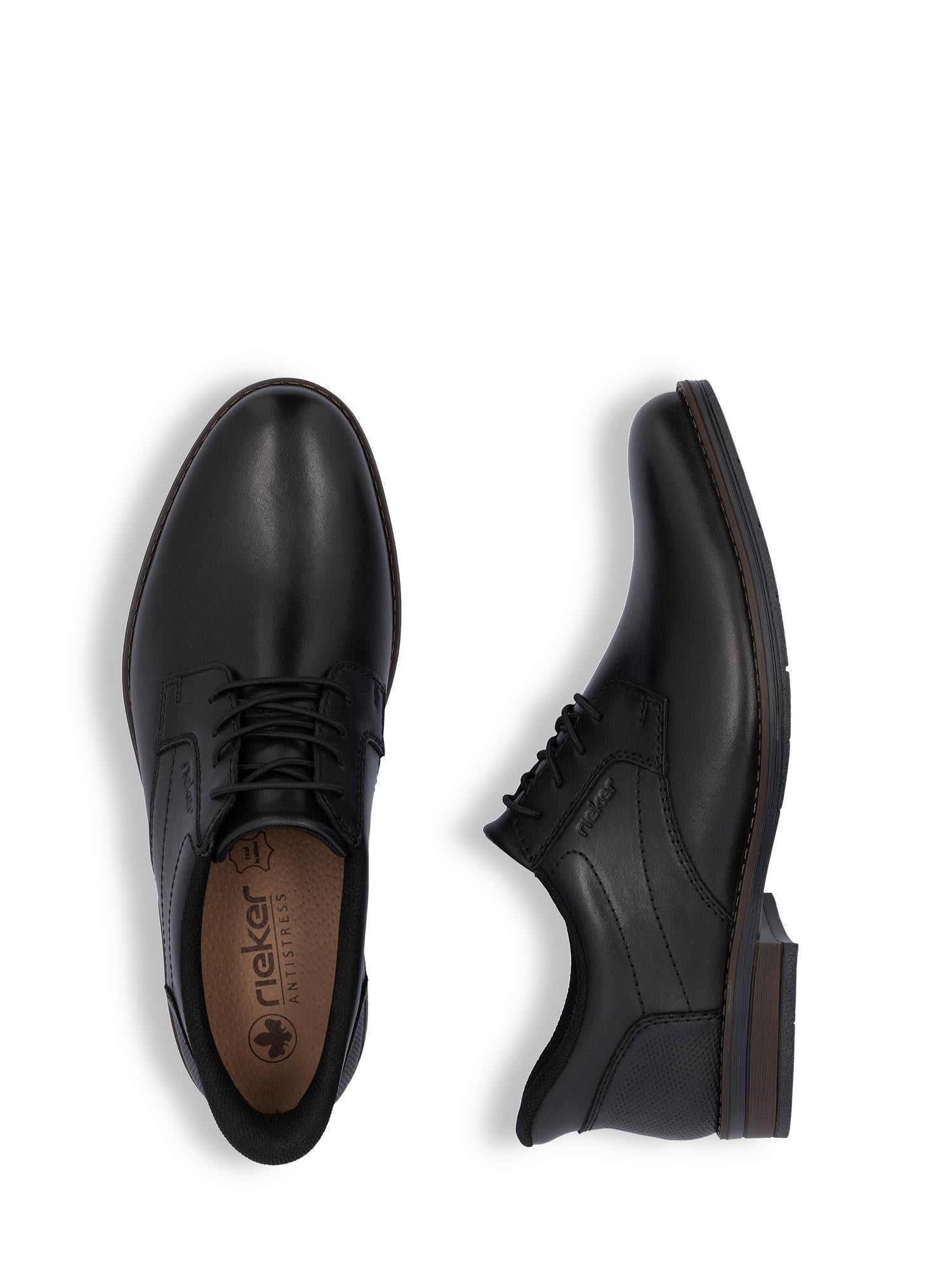 Et par svarte slip-on-sko i skinn, vist ovenfra og fra siden mot en hvit bakgrunn. 02887 Rieker Milano Slip-On Herresko fra Rieker Comfort & Style har komfortbrett og diskré sømmer for økt komfort.