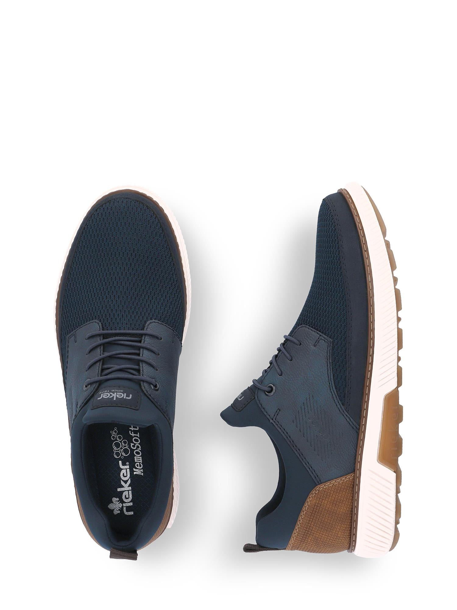 07548 Rieker Bremen Sneaker fra Rieker Comfort & Style har mørkeblå mesh, strukturerte detaljer, hvit såle, brune detaljer og en komfortabel innersåle i memory foam. En sko er vist ovenfra og en fra siden.