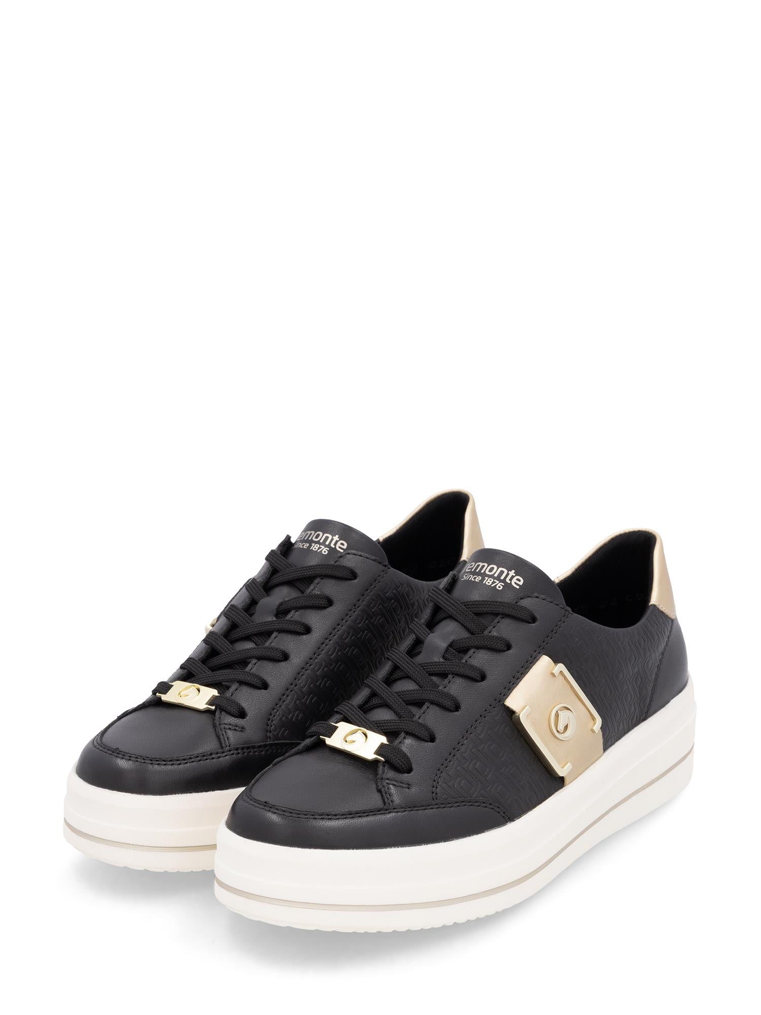 Remonte 03120 UrbanFlex Black er et par svarte joggers i skinn med hvite såler, gullfargede detaljer på sidene, snøring foran og beige hældetaljer - designet for komfort og vist på en hvit bakgrunn.