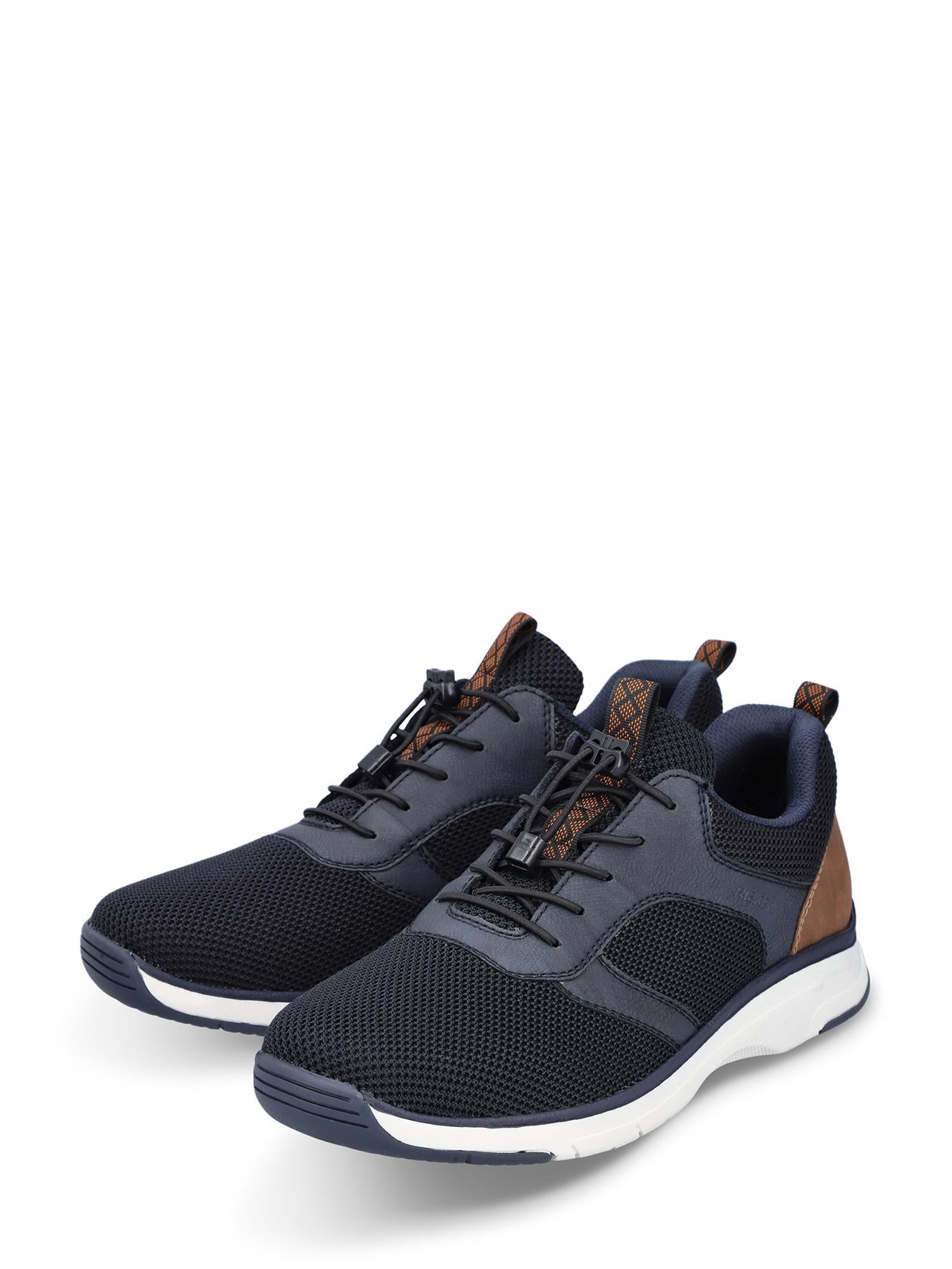 06790 Rieker Atlantic Sneaker fra Rieker Comfort & Style har overdel i svart mesh, hvit såle, marineblå og brune detaljer, elastiske snørebånd med knepplås og en fleksibel yttersåle, vist mot en hvit bakgrunn.