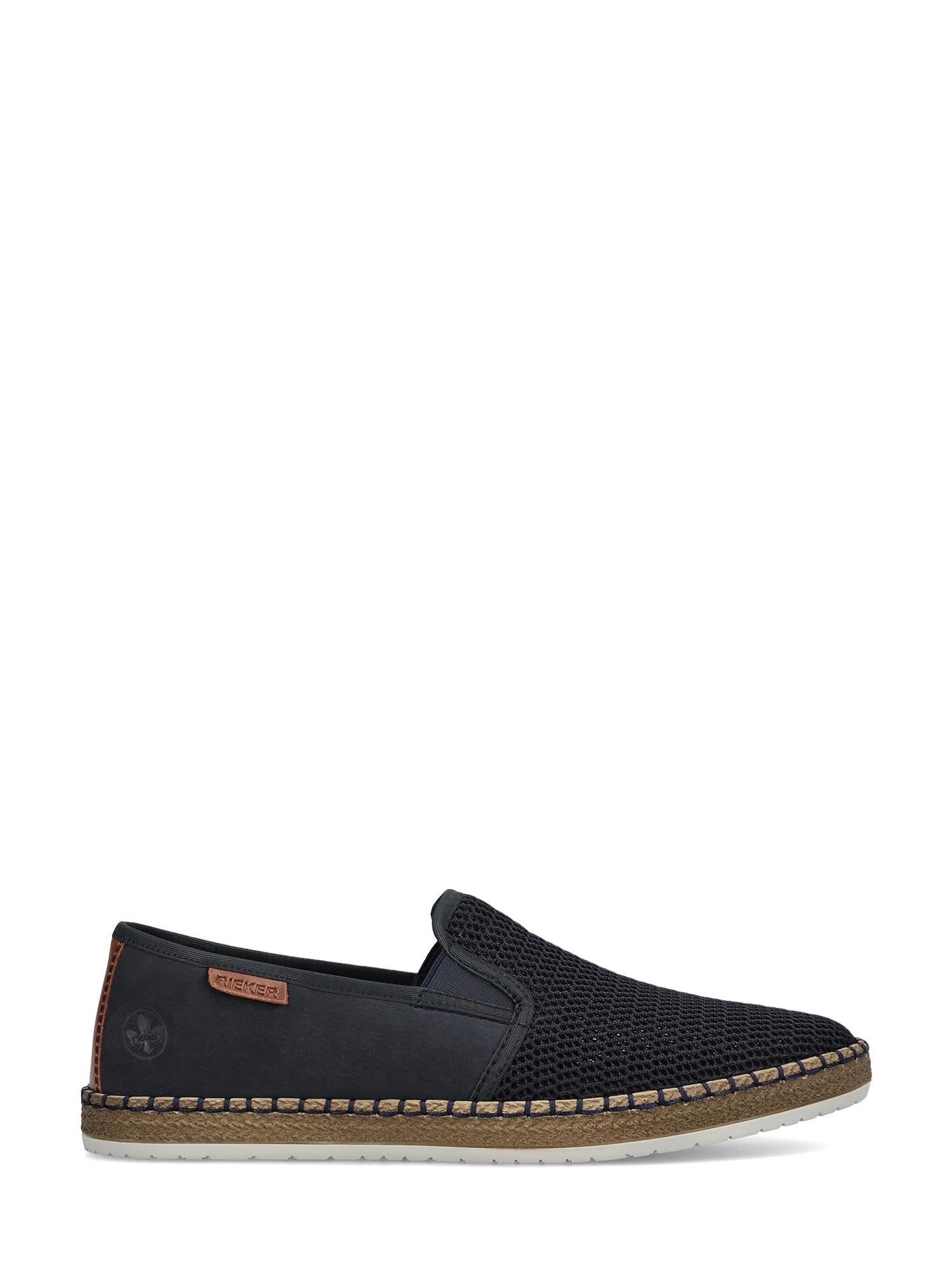 07510 Rieker Coastline Moc fra Rieker Comfort & Style er en svart slip-on sommersko med overdel i vevd mesh, brun såle med brune sømmer, merkevarelapp i skinn nær hælen og Antistress-teknologi for varig komfort.