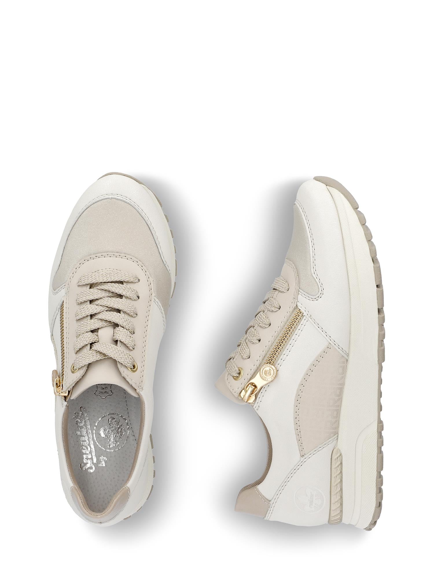 Et par 07580 Rieker Beige Leather zip Sneakers fra Rieker Comfort & Style har beige lisser, glidelåsdetaljer i gull og en uttagbar innersåle. Den ene skoen er vist ovenfra, den andre fra siden på en hvit bakgrunn.