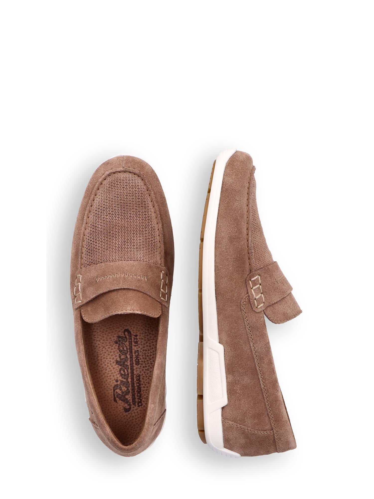 Et par 08038 Rieker Fango Slip-in tan loafers fra Rieker Comfort & Style, vist ovenfra og fra siden. Den ene har en strukturert overdel med sømmer, mens den andre har merket på den ekstra myke innersålen og den fleksible, hvite sålen.