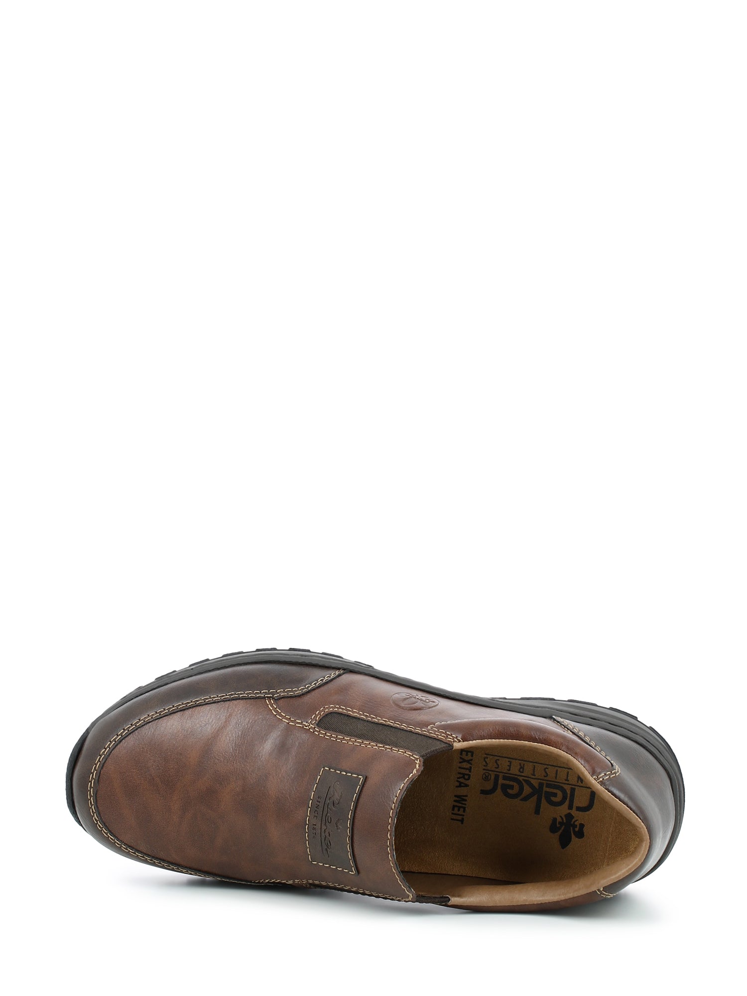 En rødbrun slip-on herresko i skinn fra Rieker Comfort & Style, med synlige sømmer, svart såle og hevet hæl. Vist fra en vinklet toppvisning med Rieker-logoen preget inni, som gjenspeiler den karakteristiske komforten og kvaliteten.