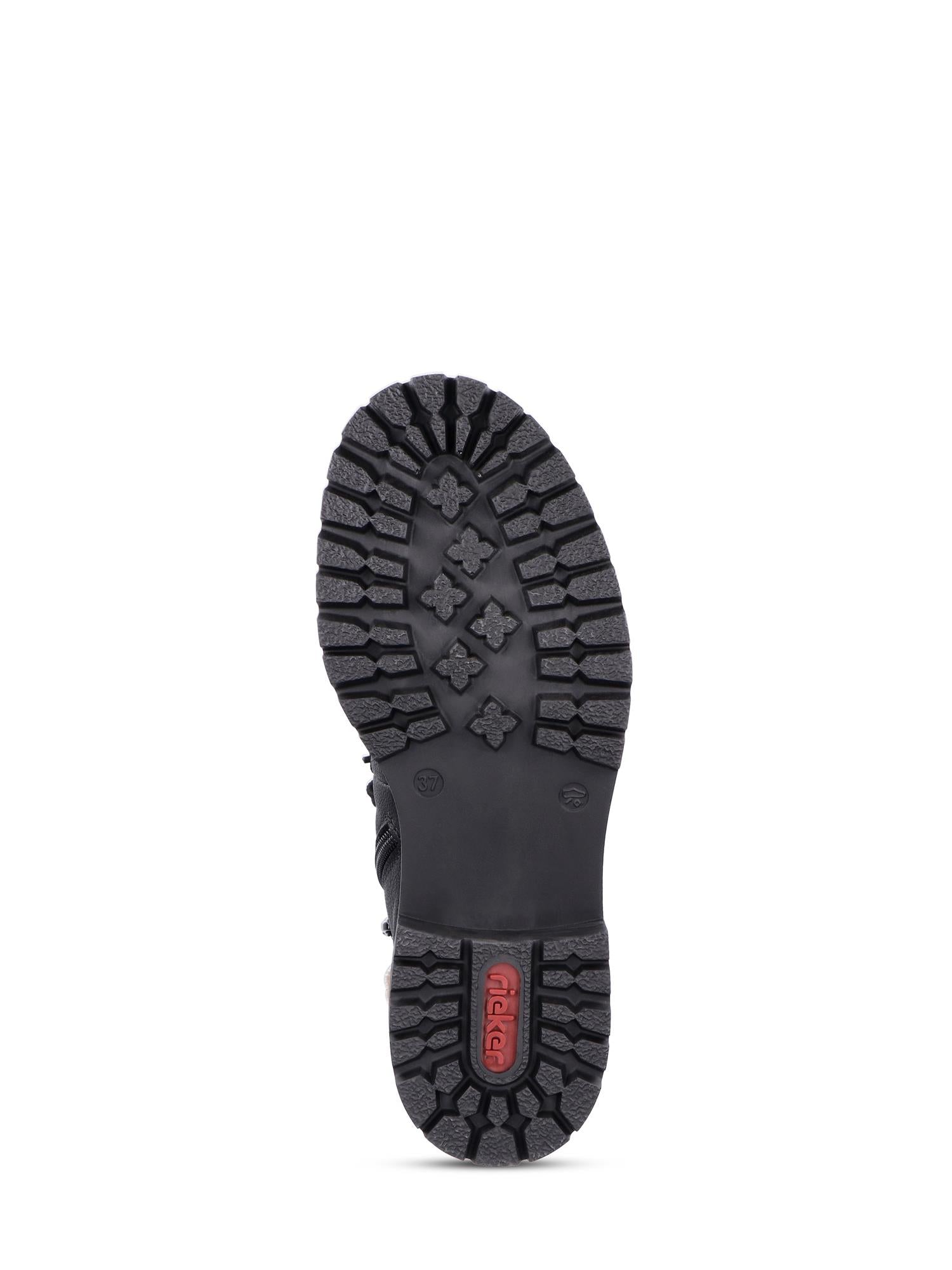 Bildet viser den svarte gummisålen på 05377 Rieker pelsstøvletter fra Rieker Comfort & Style, med et robust mønster for grep og en rød rektangulær etikett med «melele» nær hælen.