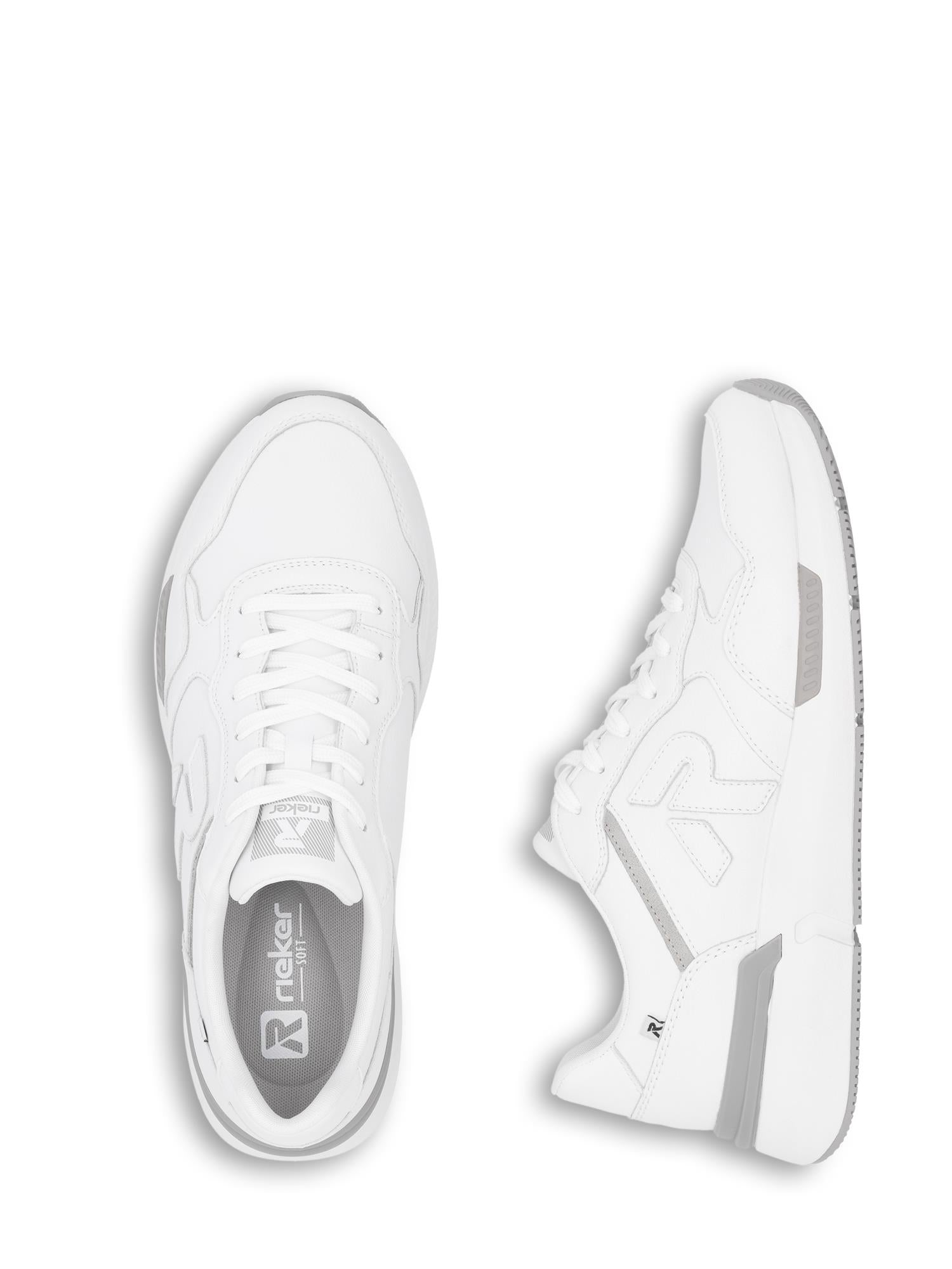 To hvite 03316 Rieker Classic Sport Leather joggesko fra Rieker Sport på hvit bakgrunn; den ene vist ovenfra med lisser og logo, den andre fra siden med såle og sidedetaljer på disse komfortable joggeskoene i skinn.