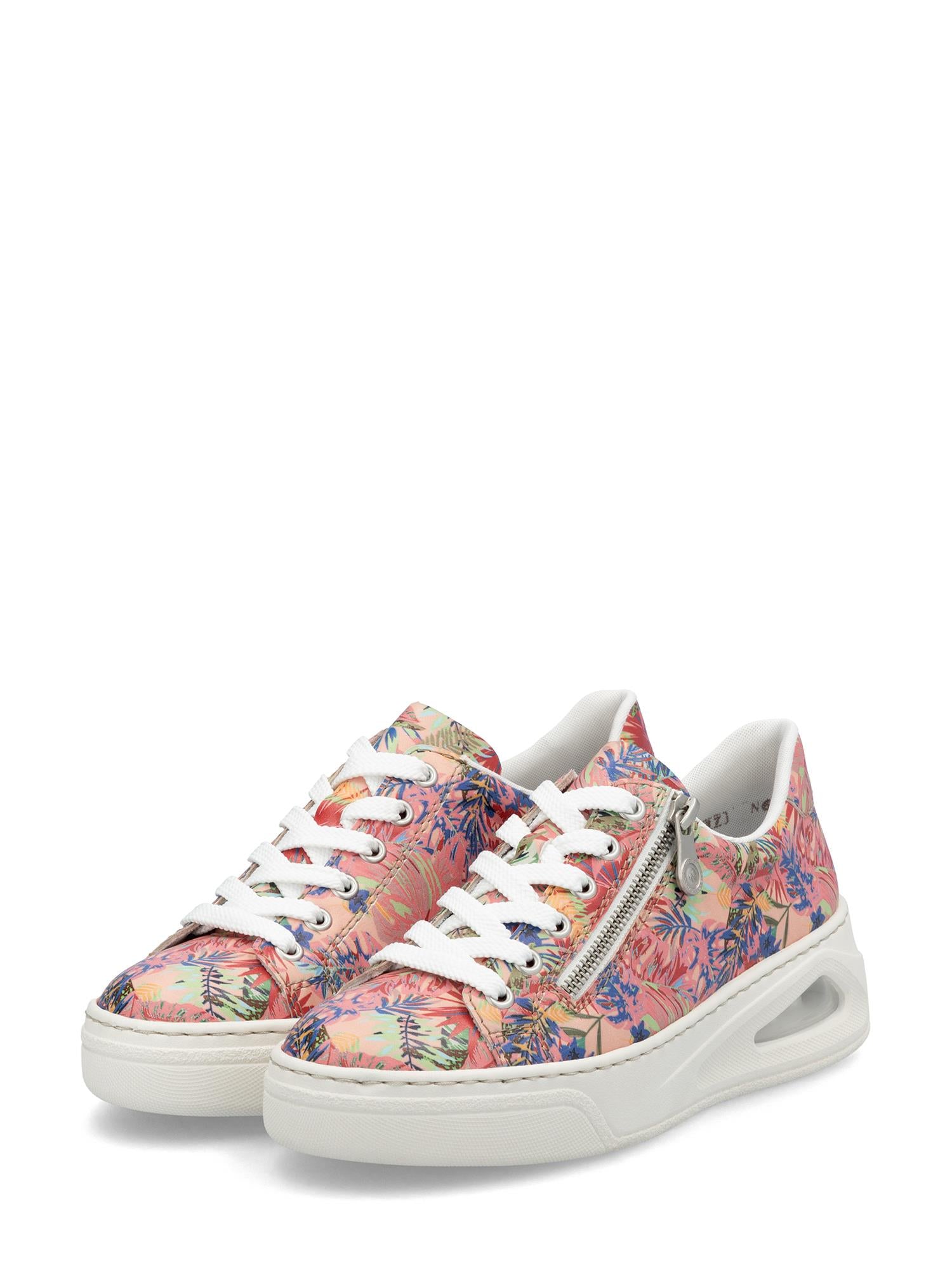 03284 Rieker ColorSplash-sneakersene fra Rieker Comfort & Style har et flerfarget design, hvite lisser og såler, sølvfargede glidelåsdetaljer, sporty snitt, utskårne såler og antistress-teknologi for overlegen komfort.