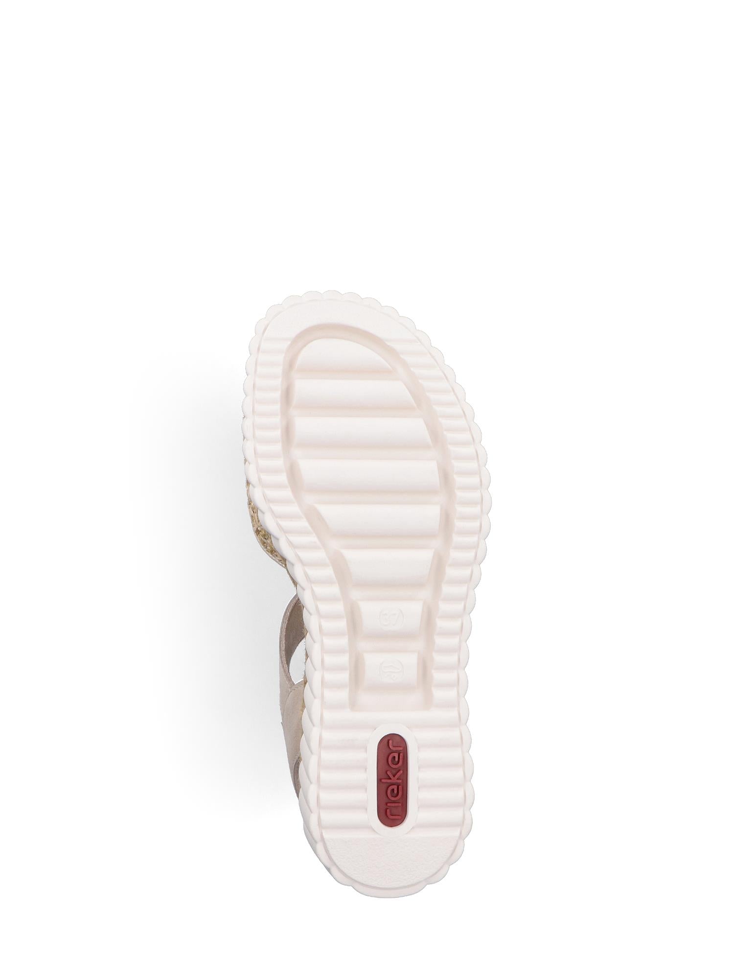 Bildet viser den hvite sålen på 03047 Rieker Celensa Sandal Beige fra Rieker Comfort & Style, med rosa logo ved hælen og Antistress-teknologi for komfort, sett nedenfra mot en vanlig hvit bakgrunn.