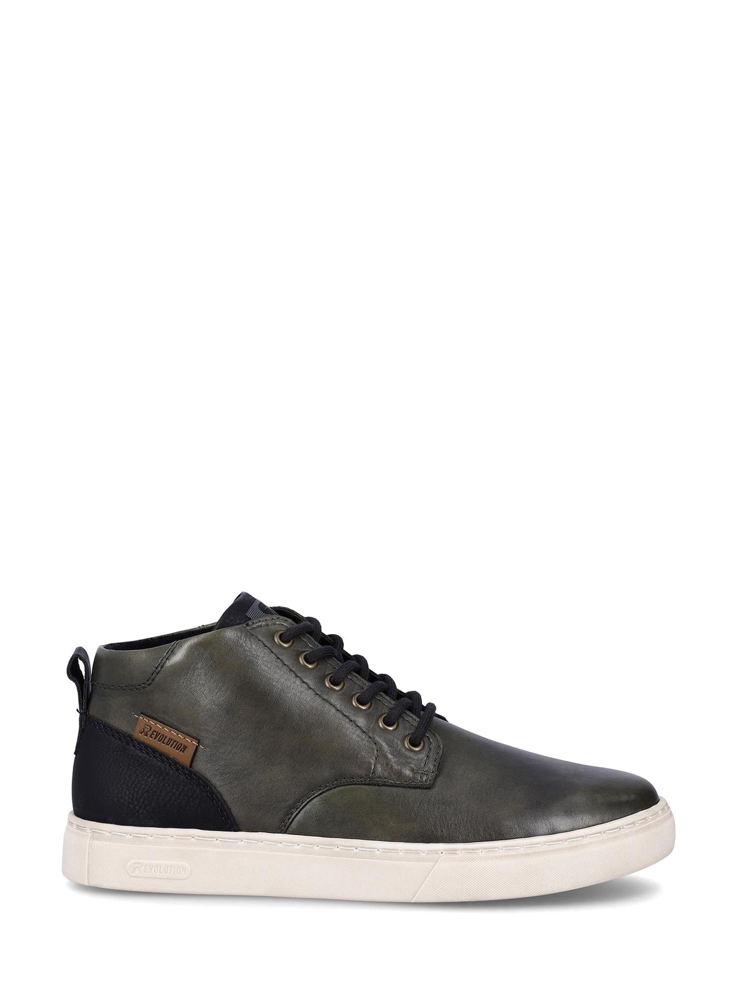 04518 Rieker-Evolution Forest Green Leather RevolutionSoft sportssko har svarte lisser og hældetaljer, en innersåle med minnefunksjon, hvit gummisåle og brun etikett på siden, vist i sideprofil mot en hvit bakgrunn.