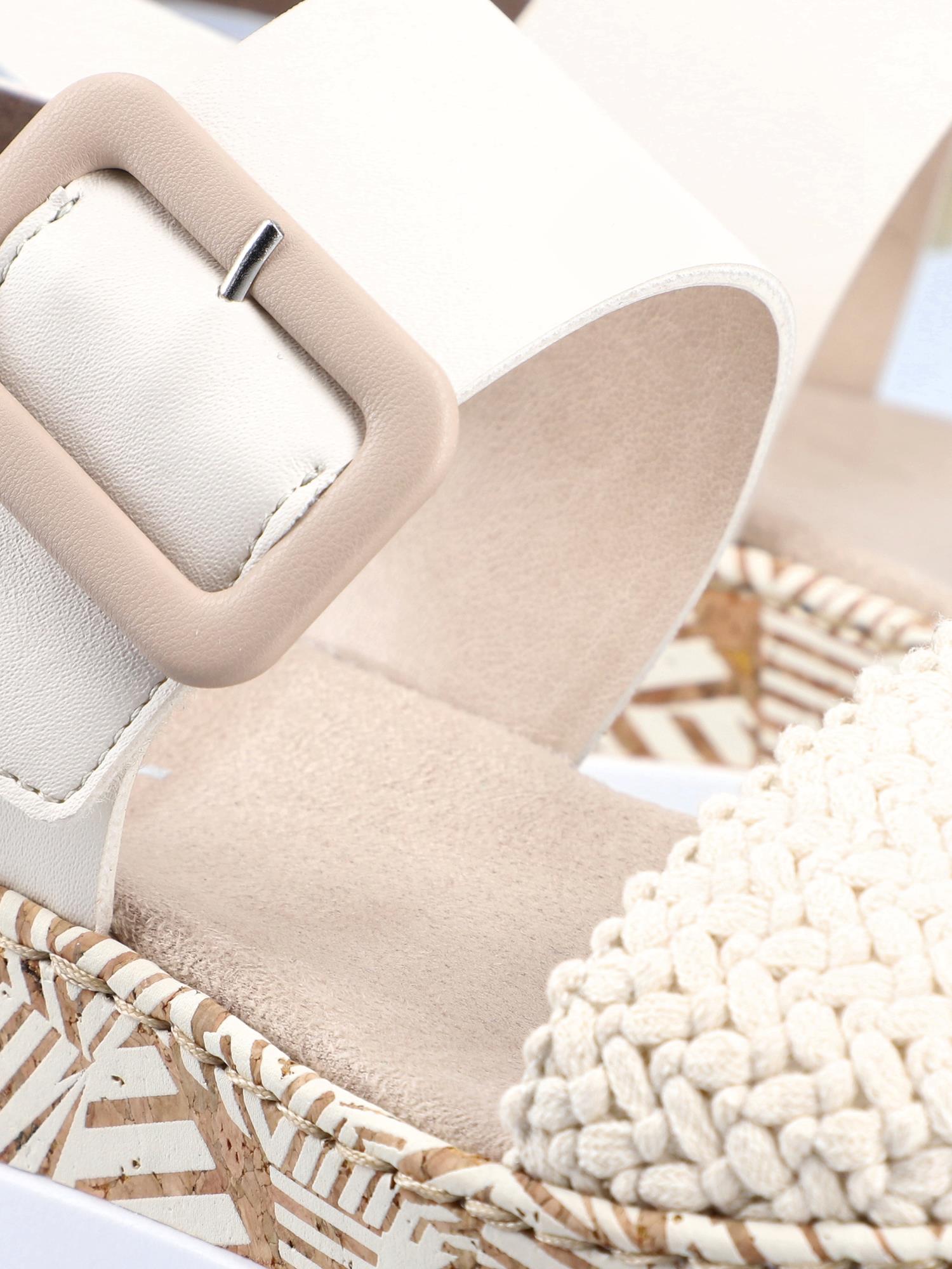 Nærbilde av 08091 Rieker Tropic-sandalen fra Rieker Comfort & Style, med en stor beige spenne, kremfarget skinnreim, vevd frontreim, mønstret platåsåle og antistress-teknologi for komfort hele dagen.