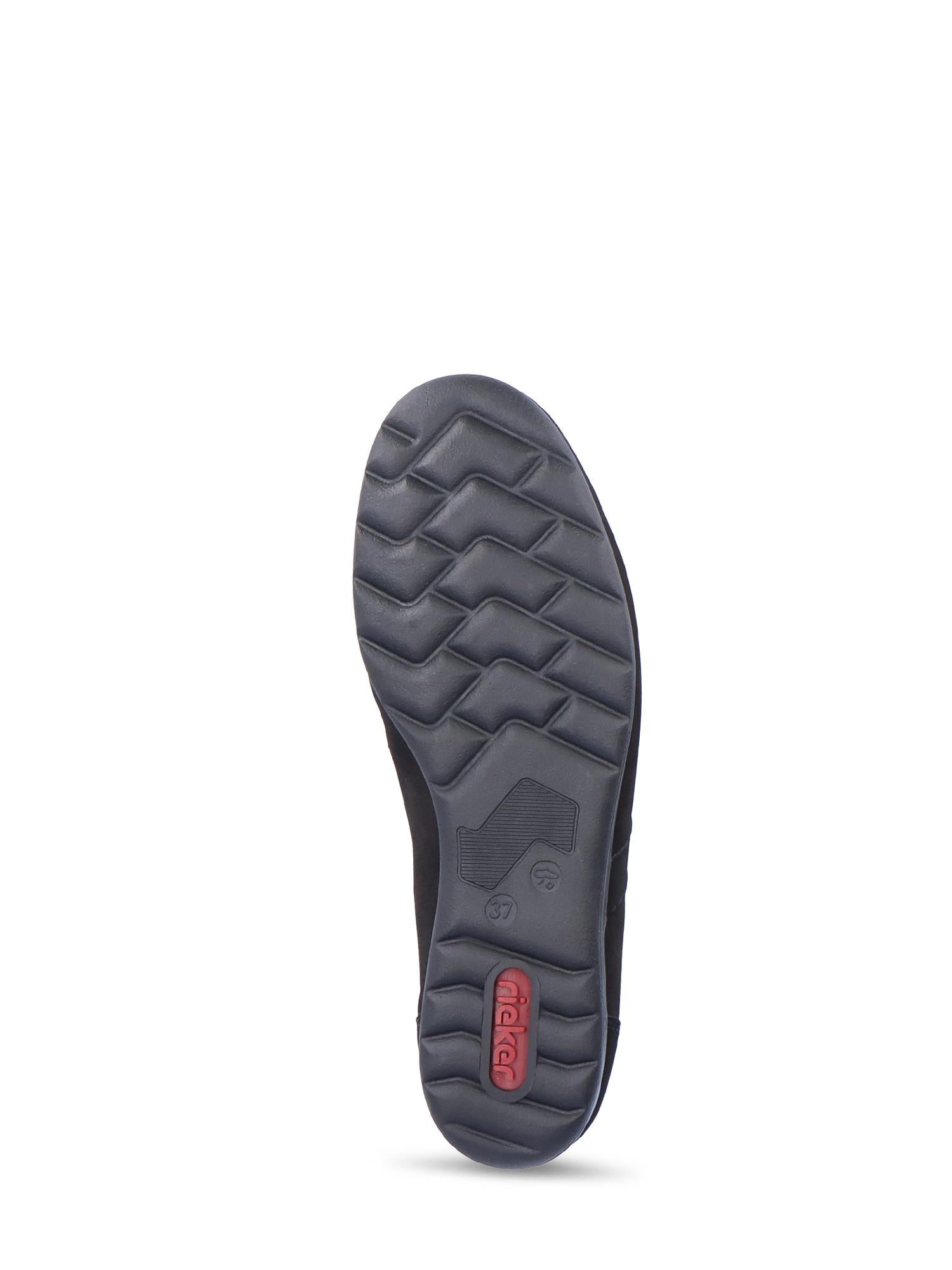 Bildet viser sålen til en svart 06811 Rieker Suede Comfort Ballerina fra Rieker Comfort & Style, med sikksakkmønster, rød rektangulær Rieker-logo ved hælen og antistress-teknologi. Bakgrunnen er hvit.
