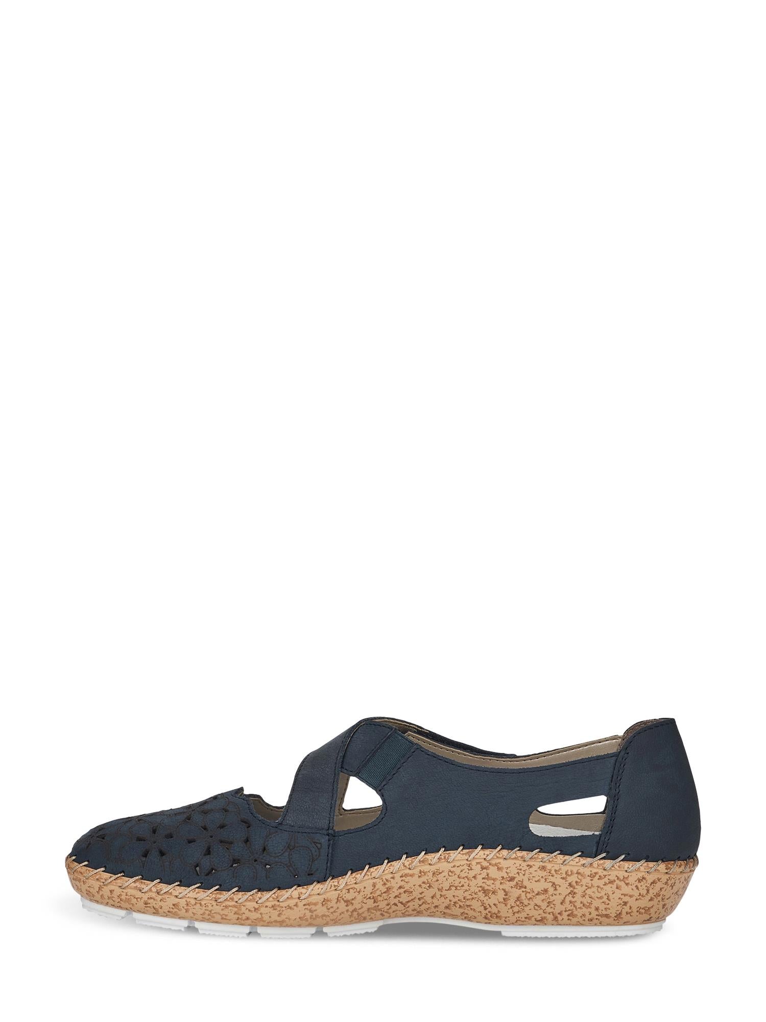 07653 Rieker Flower Sommersko fra Rieker Comfort & Style er en mørkblå slip-on med utskjærte detaljer og en vevd, teksturert brun såle, vist fra siden mot en hvit bakgrunn.