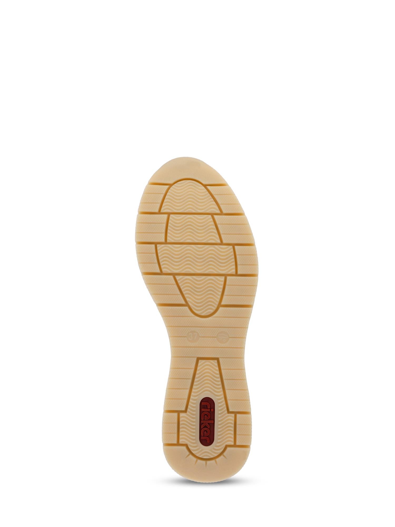 Beige gummisåle med strukturerte riller for bedre grep og en rød, oval Rieker Comfort & Style-logo nær hælen. Skoen er fra 07583 Rieker Reflect Leather Zip Sneaker, vist på en hvit bakgrunn - ideell for joggesko-damer eller alle som ønsker komfortsko.