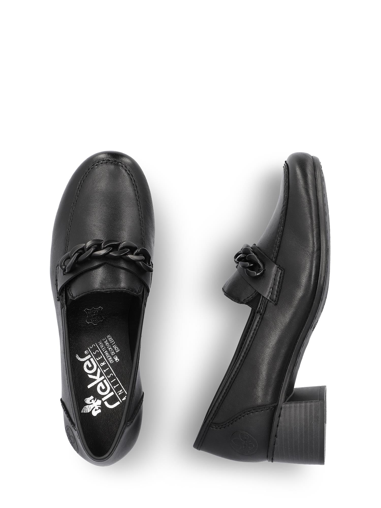 07640 Rieker Midnight Leather Loafer fra Rieker Comfort & Style har svart skinn, en kjededetalj, blokkhæl, synlige sømmer og en polstret såle. Den ene skoen er vist ovenfra og den andre fra siden.