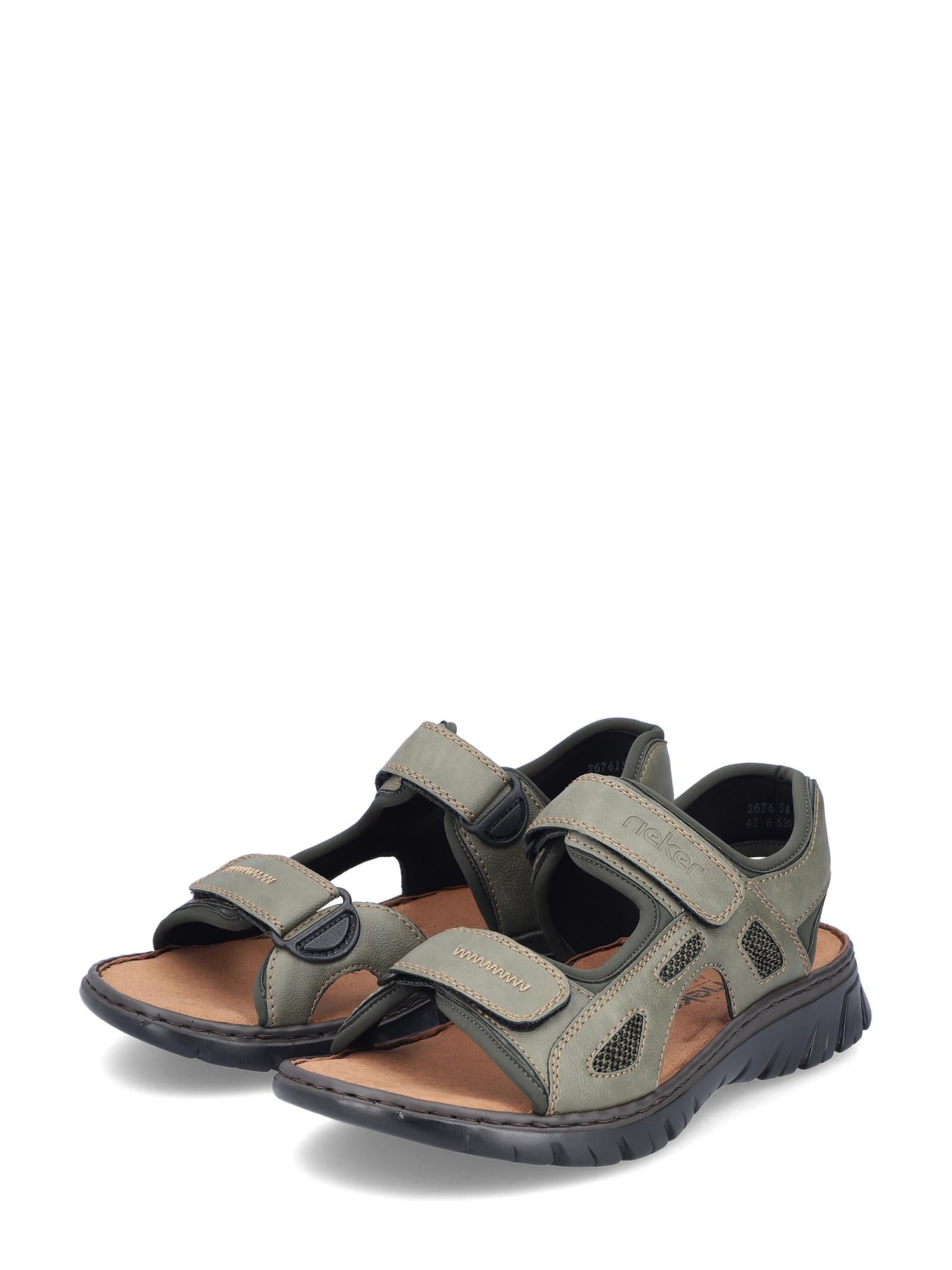 Et par olivengrønne 02935 Rieker Trailstep Herresandal fra Rieker Comfort & Style med svart gummisåle og justerbare borrelåsstropper, vist på en hvit bakgrunn.