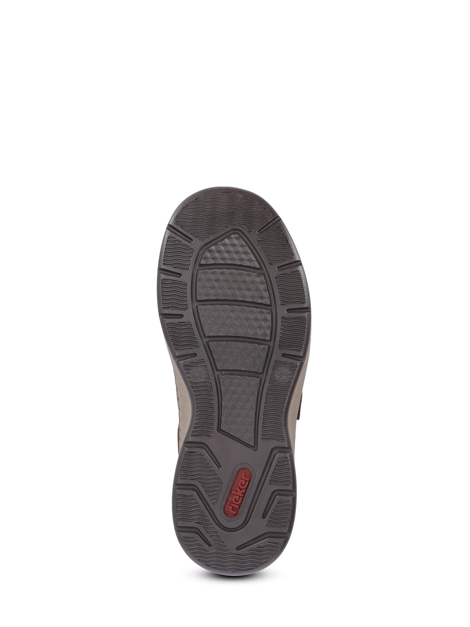Bildet viser sålen på en brun 04405 Rieker Velcro Leather Shoe fra Rieker Comfort & Style med teksturert slitebane, rød "relaxo"-bokstav nær hælen og Antistress-teknologi. Bakgrunnen er helt hvit.