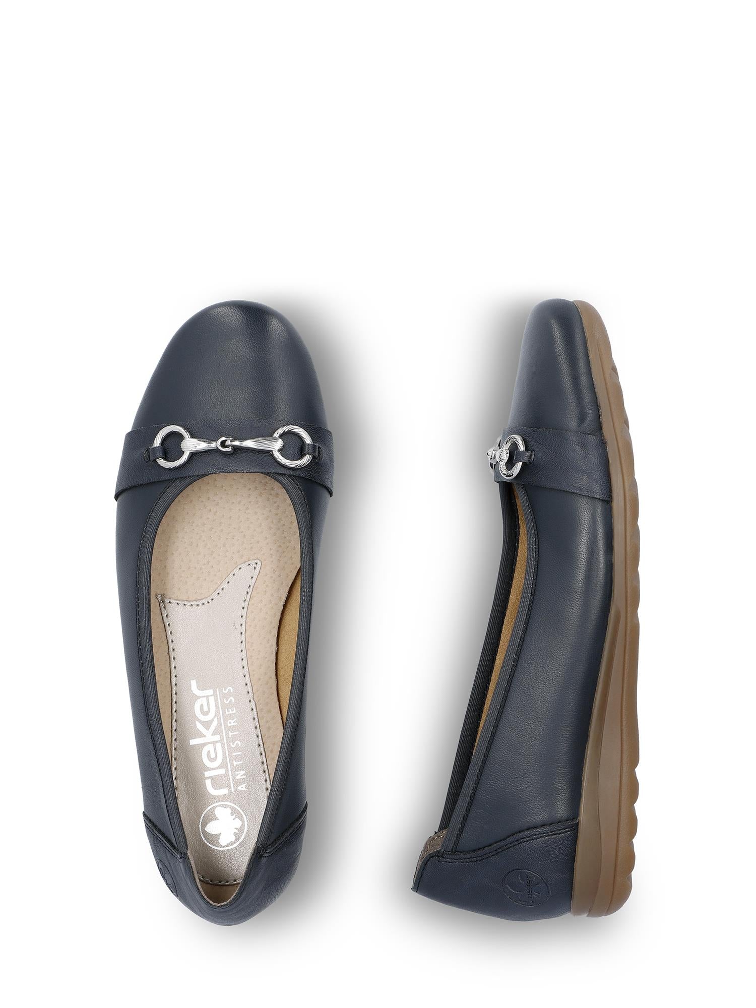 07555 Rieker Blue Leather Ballerina fra Rieker Comfort & Style har marineblått skinn, sølvfargede spenner, polstrede innleggssåler og brune gummisåler, vist ovenfra og fra siden på en hvit bakgrunn.