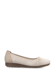 03206 Rieker SoftStep Ballerina Nude fra Rieker Comfort & Style er beige, flate sko med avrundet tå, brun såle og gulldetaljer, som tilbyr fleksibel komfort og eleganse for både hverdagslig og formell bruk.