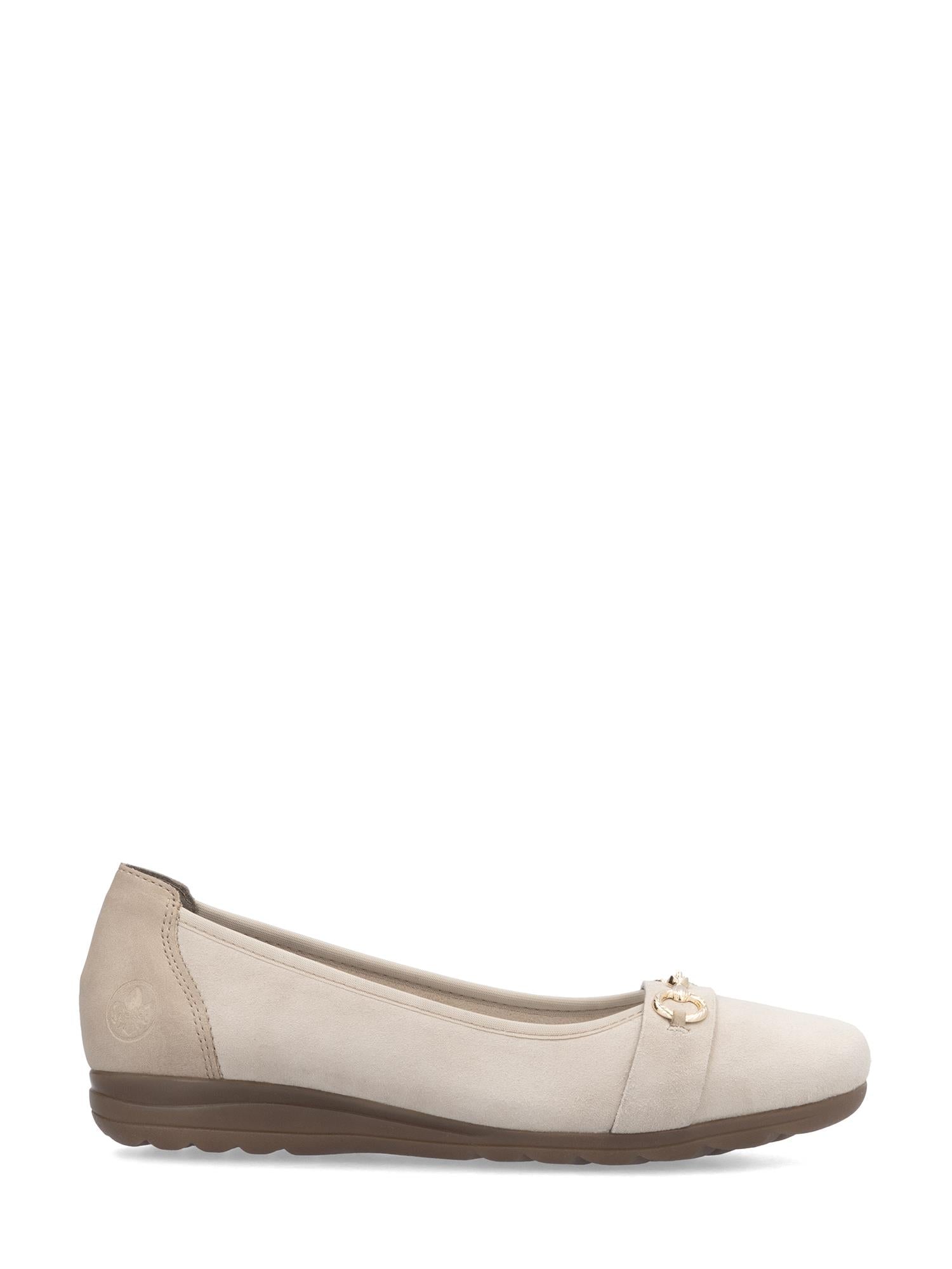 03206 Rieker SoftStep Ballerina Nude fra Rieker Comfort & Style er beige, flate sko med avrundet tå, brun såle og gulldetaljer, som tilbyr fleksibel komfort og eleganse for både hverdagslig og formell bruk.