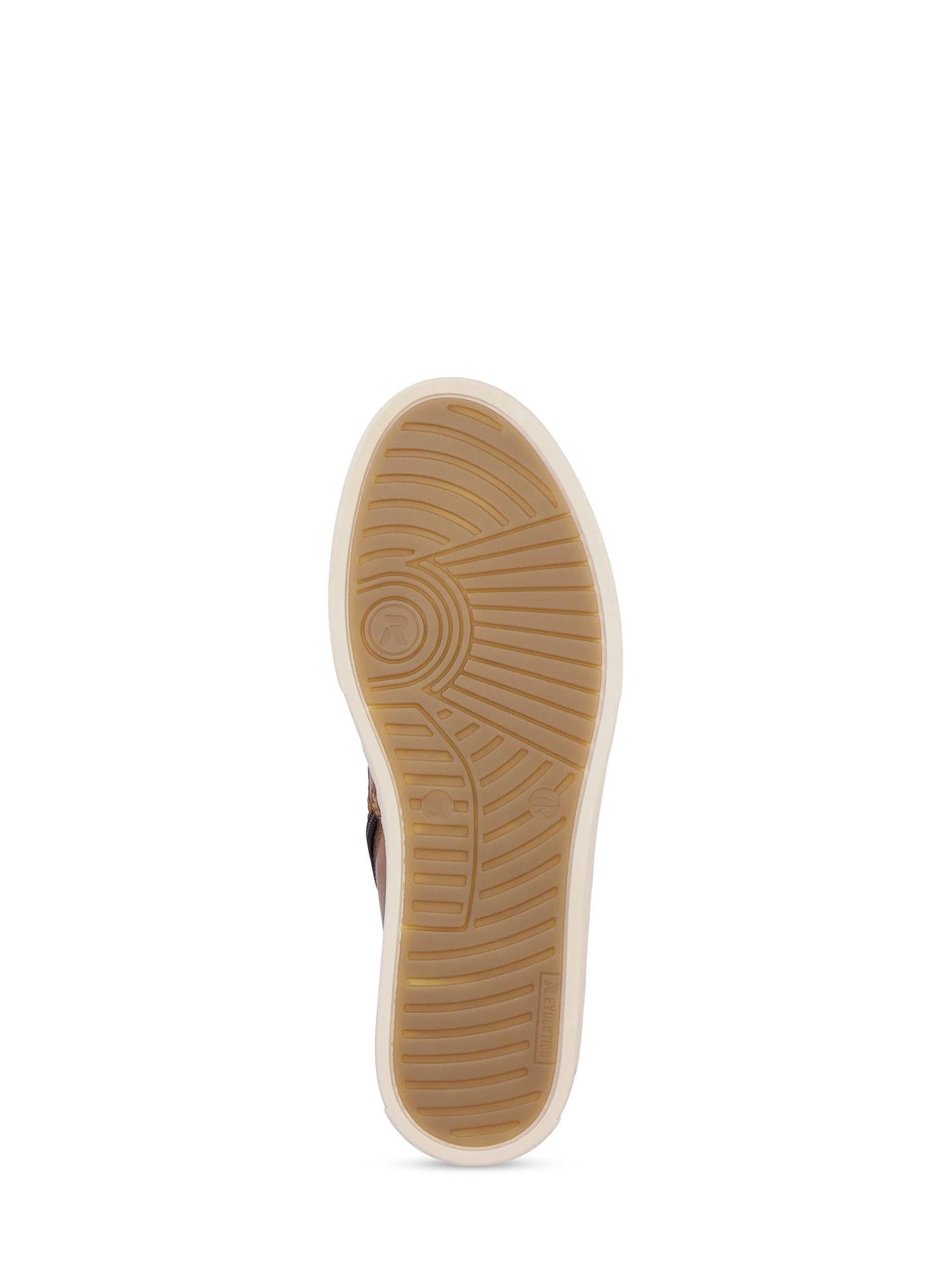 Bildet viser sålen på Rieker Sport 04516 Rieker-Evolution Muskat Short Boot Leather, med en brunbrun gummibunn og strukturmønster for grep, samt en støttende Memory-innersåle, sett nedenfra på en hvit bakgrunn.