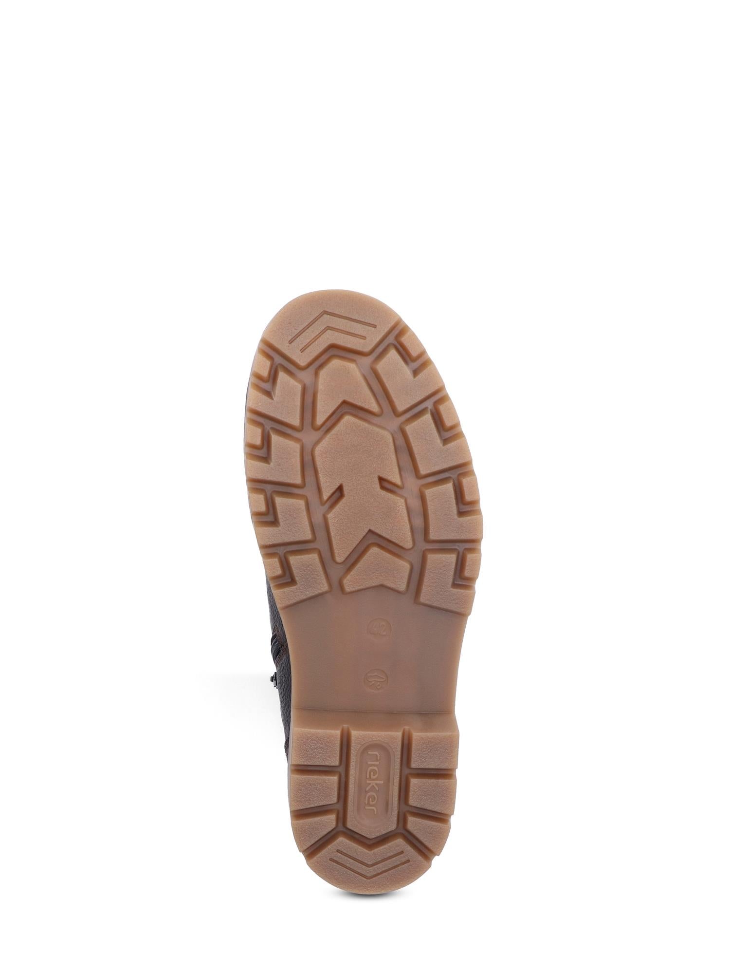Et nærbilde av den brune gummisålen på 04402 Rieker Brun Rieker-Tex Varmfôret Boot fra Rieker Comfort & Style fremhever slitebanen, med en delvis visning av støvelens overdel mot en hvit bakgrunn.