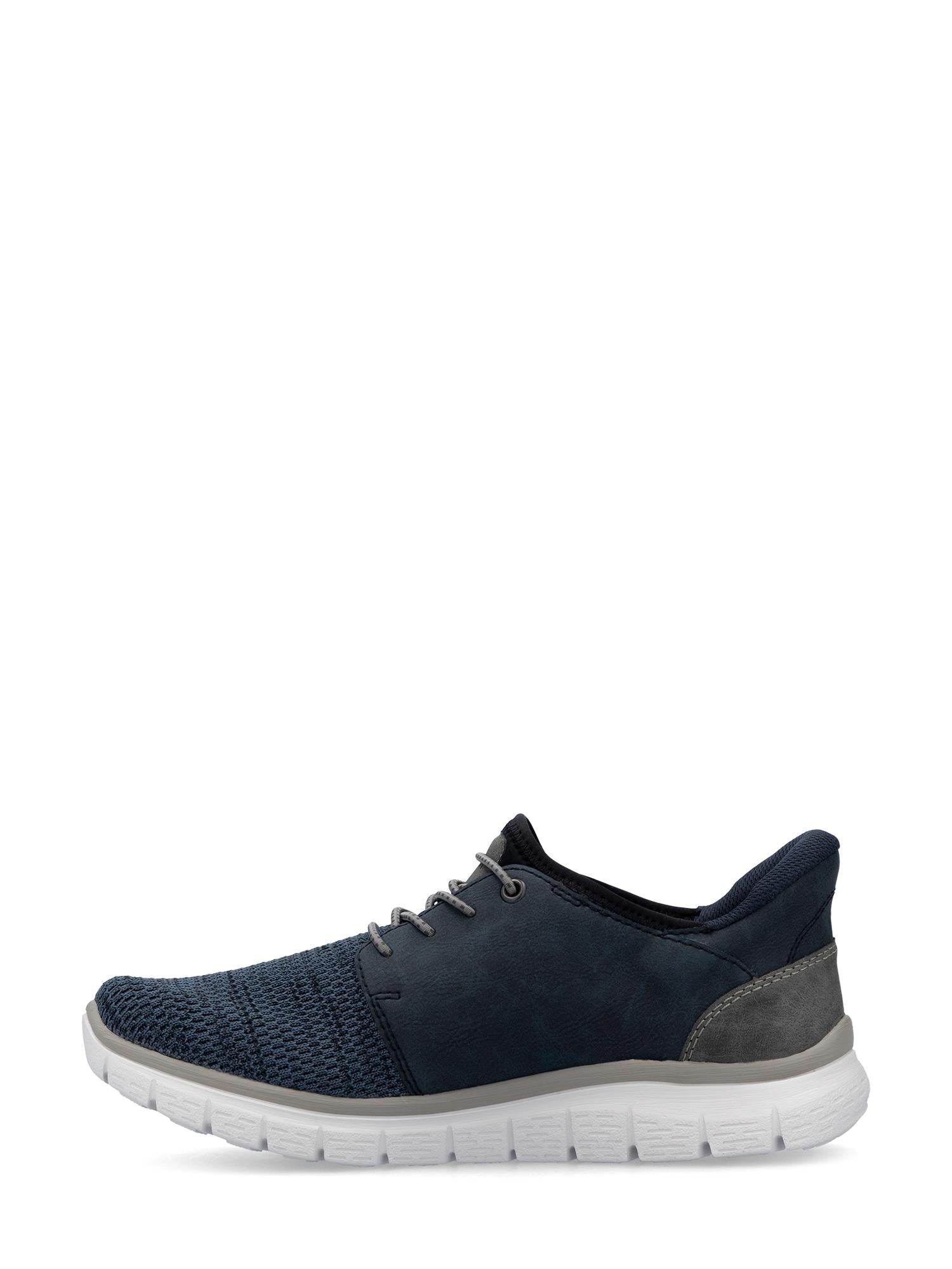 03058 Rieker SoftStride Slip-in fra Rieker Comfort & Style er en marineblå herresko med tå i teksturert stoff, grå hæl, hvit dempet såle og snøring foran. Vist i sideprofil på hvit bakgrunn.