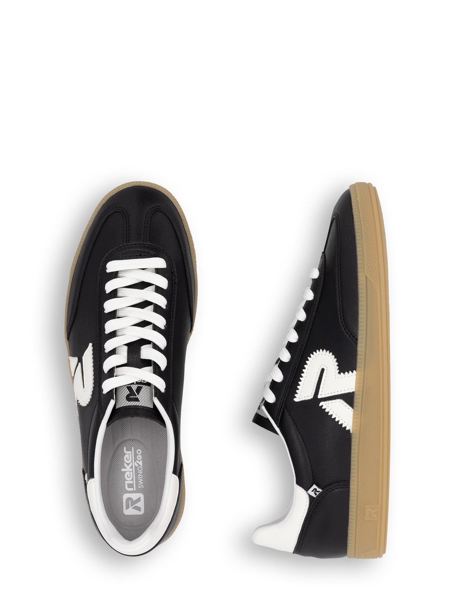 03332 Rieker San Diego Leather Sneaker Black fra Rieker Sport har glatt skinn, hvite lisser og såler, en stor hvit R-logo, tyggegummifargede yttersåler, vist ovenfra og fra siden for stilig komfort.