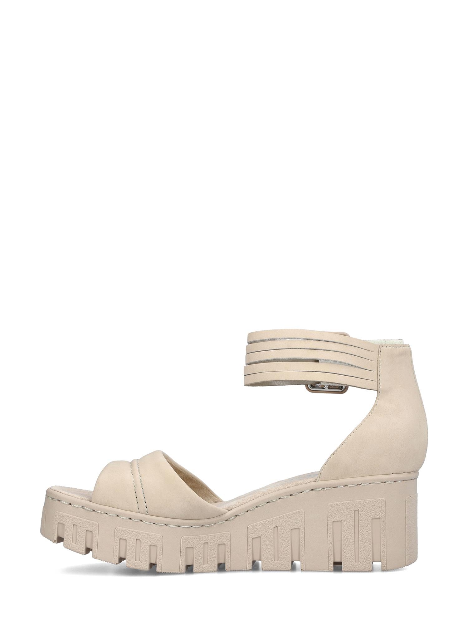 07502 Rieker Sandy Kilesandal fra Rieker Comfort & Style er en sandbeige, åpen platåsandal med chunky såle, bred ankelrem med tre bånd og spenne, som byr på moderne minimalistisk design og optimal komfort.