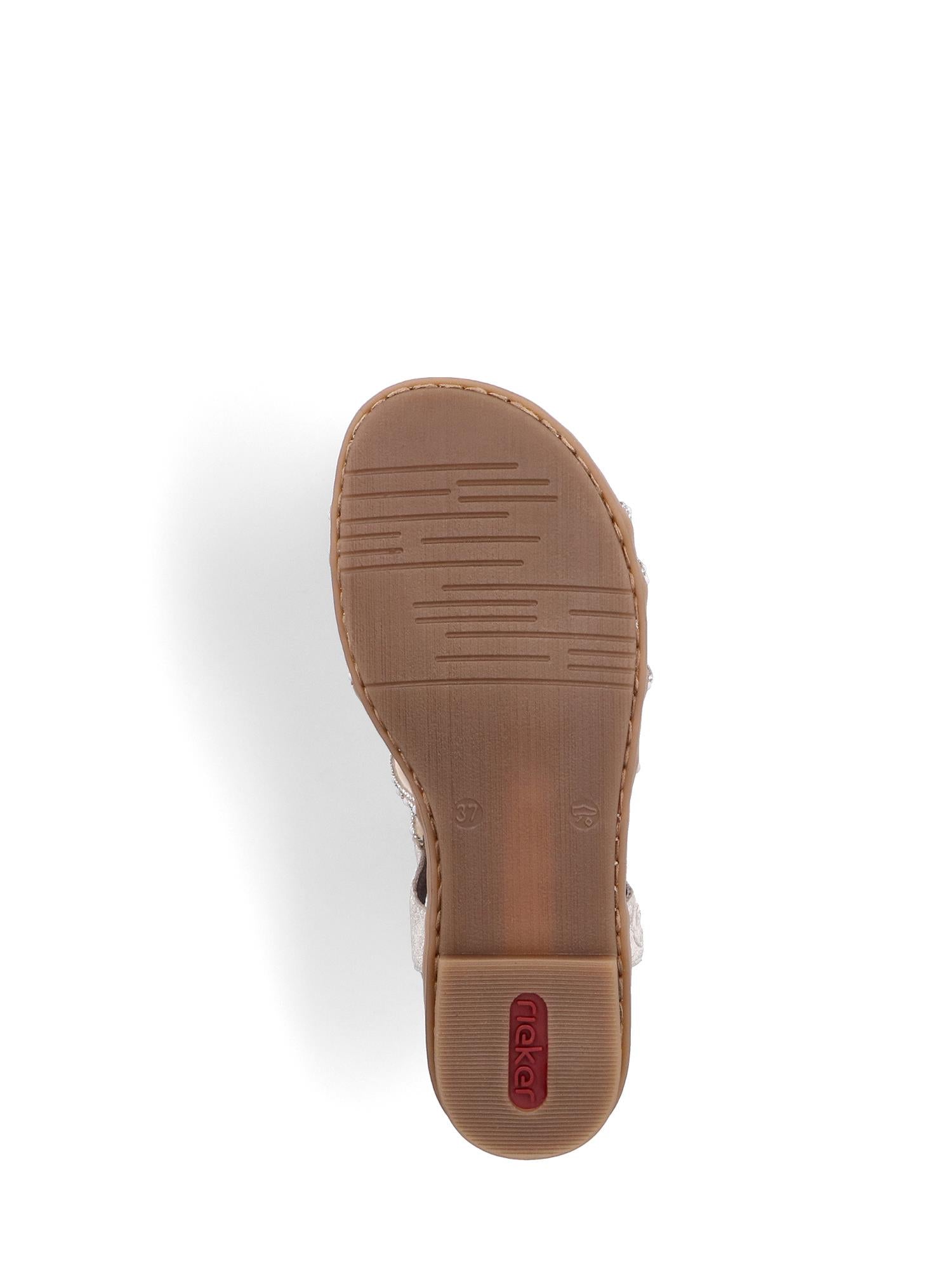 Bildet viser sålen på en beige 02997 Rieker Sienna Soft Sandal fra Rieker Comfort & Style, med et strukturert mønster og merkenavnet i rødt på hælen mot en hvit bakgrunn som fremhever det komfortable designet.