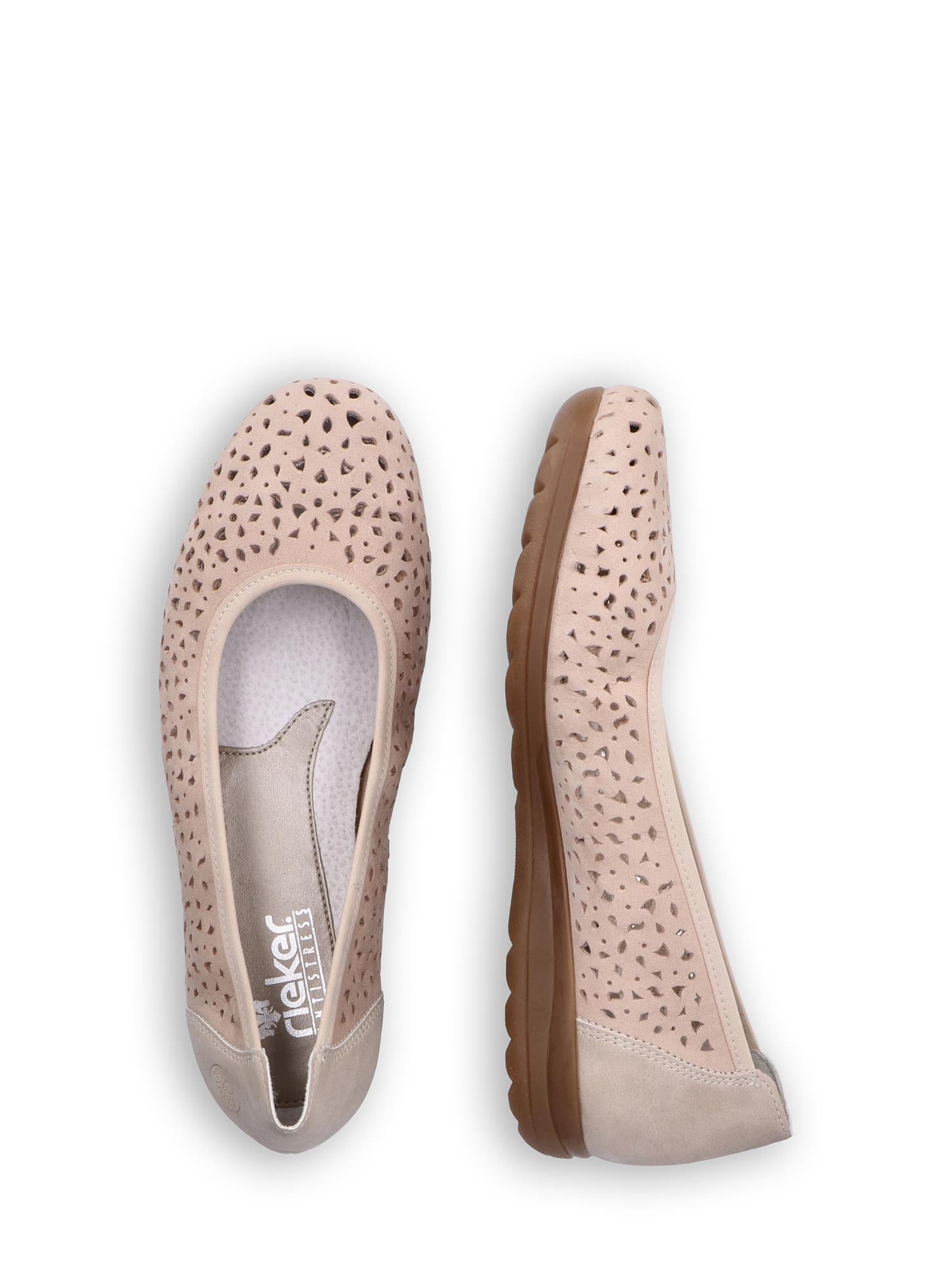 08053 Rieker Ginger Air Ballerinas fra Rieker Comfort & Style er lysebeige slip-on-sko i perforert skinn med en sklisikker gummisåle. Den ene skoen er vist ovenfra for å vise innersålen, mens den andre viser sideprofilen.