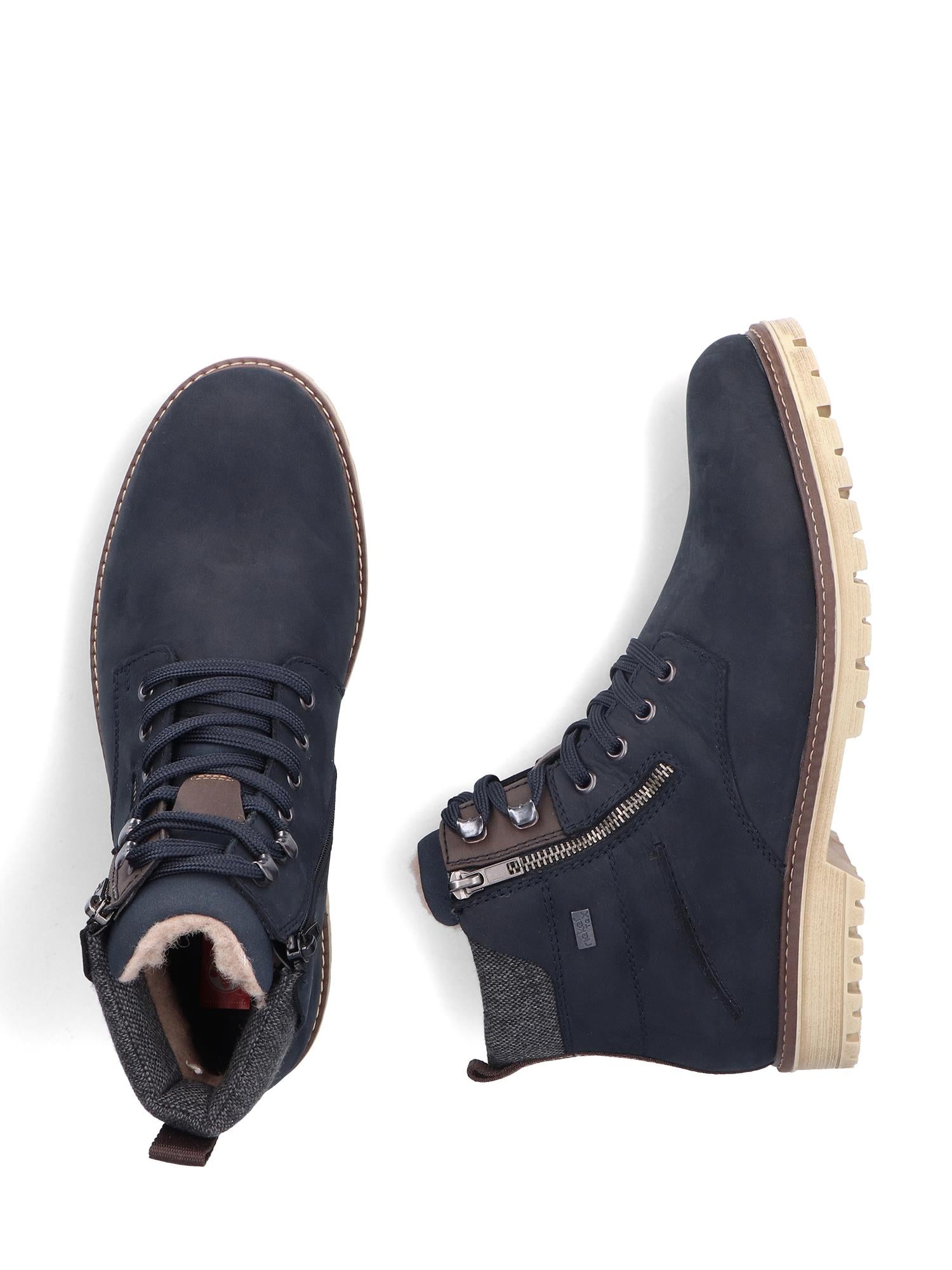 Et par marineblå 04799 Rieker Comfort & Style varmfôret vinterstøvler i semsket skinn med snørebånd, glidelåser på siden, beige, robuste såler og polstret krage; en herresko vist ovenfra og en fra siden, som viser detaljer og teksturer.